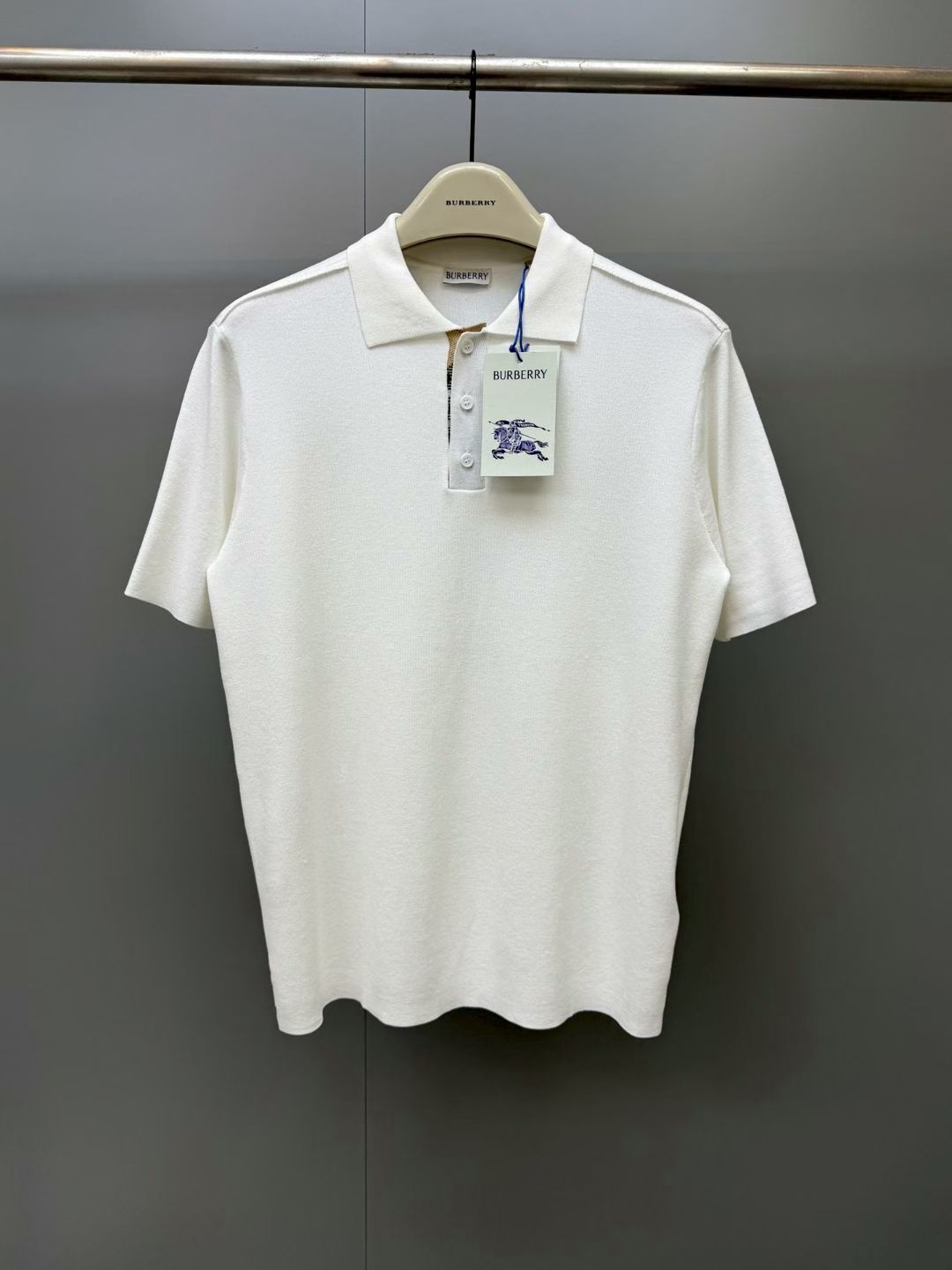 NO:929728,BBR26 new knitted polo shirt. The iconic polo shirt is made of lightweight cotton pique mesh and has a slim fit. The placket is integrated into the archive beige House plaid., Burberry-Clothing,19860909BBR26新款针织polo衫 标志性 Polo 衫,选用轻盈棉质珠地网眼布打造,呈现修身版型.开襟融入典藏米色 House 格纹.,博柏利-服装,,Women's clothing