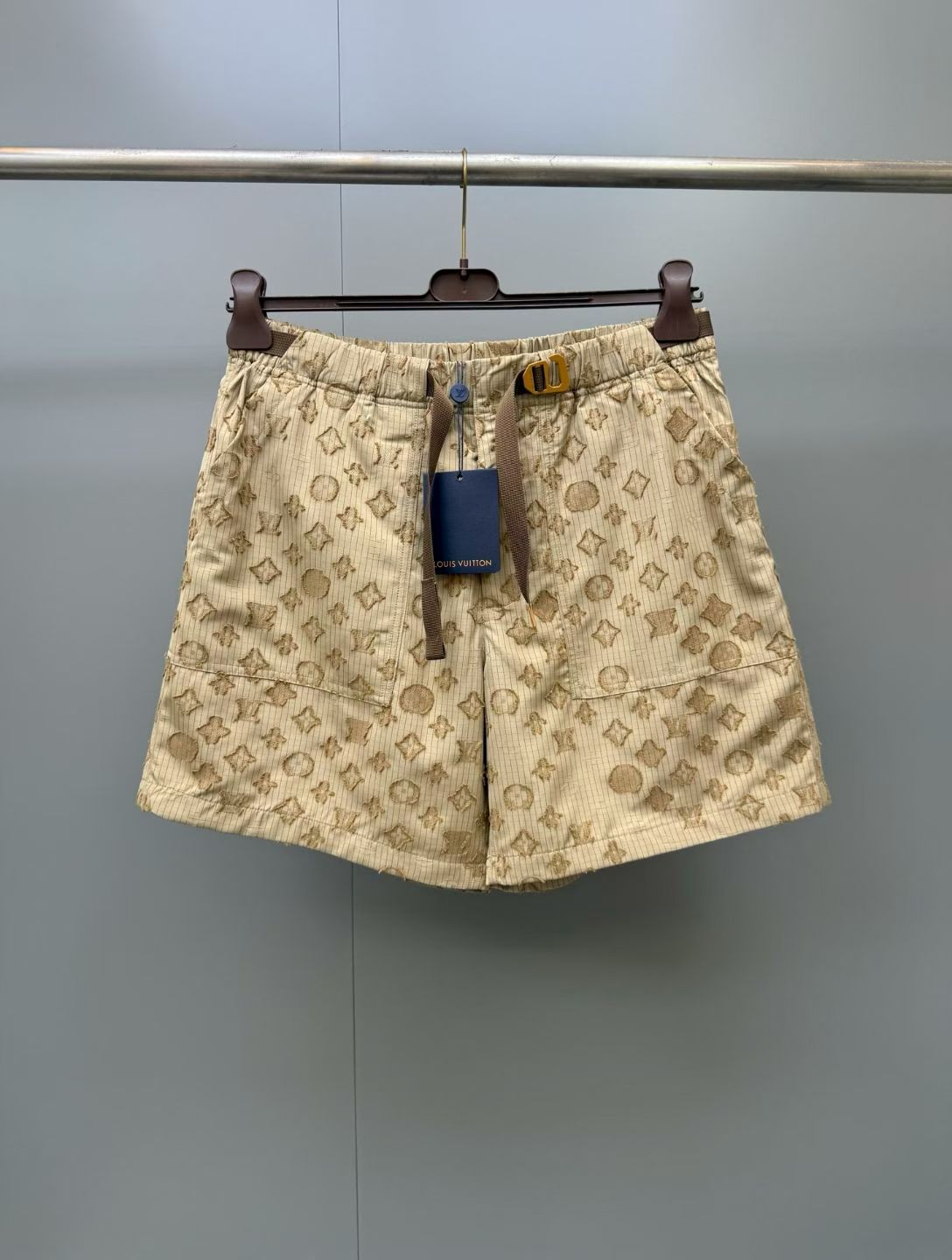 NO:929694,Lujia 26 new shorts. These shorts are made of waterproof and tear-resistant material, decorated with a soft jacquard cut pattern. The camouflage style Monogram Surplus pattern adds low-key and vivid Louis Vuitton details to everyday looks. The comfortable elastic waistband with technical buckles and patch pockets are functional and practical. Can be paired with the same shirt jacket to create a summer style suit. Standard version Main fabric: Base fabric: nylon; Jacquard yarn: cotton Lining: 72 nylon,  28 cotton tear-resistant material with all-over jacquard cut-out logo Waterproof mesh lining Adjustable waist with elastic waistband VVN leather textured technology buckle Zipper fly with hidden snaps Patch pockets Zipper welt back pocket, Louis Vuitton-Clothing, louis vuitton, louis vuitton, louis vuitton, shorts, jackets & coats, shirts,19860909驴家26新款短裤 本款短裤选用防水抗撕裂材质打造,饰以纹理柔美的提花剪花图案.迷彩风 Monogram Surplus 图案为日常造型平添低调而生动的路易威登细节.舒适的弹力腰带搭配科技搭扣和贴袋,功能实用.可搭配同款衬衫外套,成就夏日风情套装. 标准版型 主面料: 底布: 锦纶; 提花纱: 棉 内衬: 72 锦纶, 28 棉 抗撕裂材质,饰以全幅提花剪花标识 防水 网格内衬 可调节腰部配弹力腰带 VVN皮革质感科技搭扣 拉链门襟配隐藏式按扣 贴袋 拉链嵌线后袋,路易威登-服装,louis vuitton,louis vuitton,louis vuitton,shorts,jackets & coats,shirts,,Women's clothing
