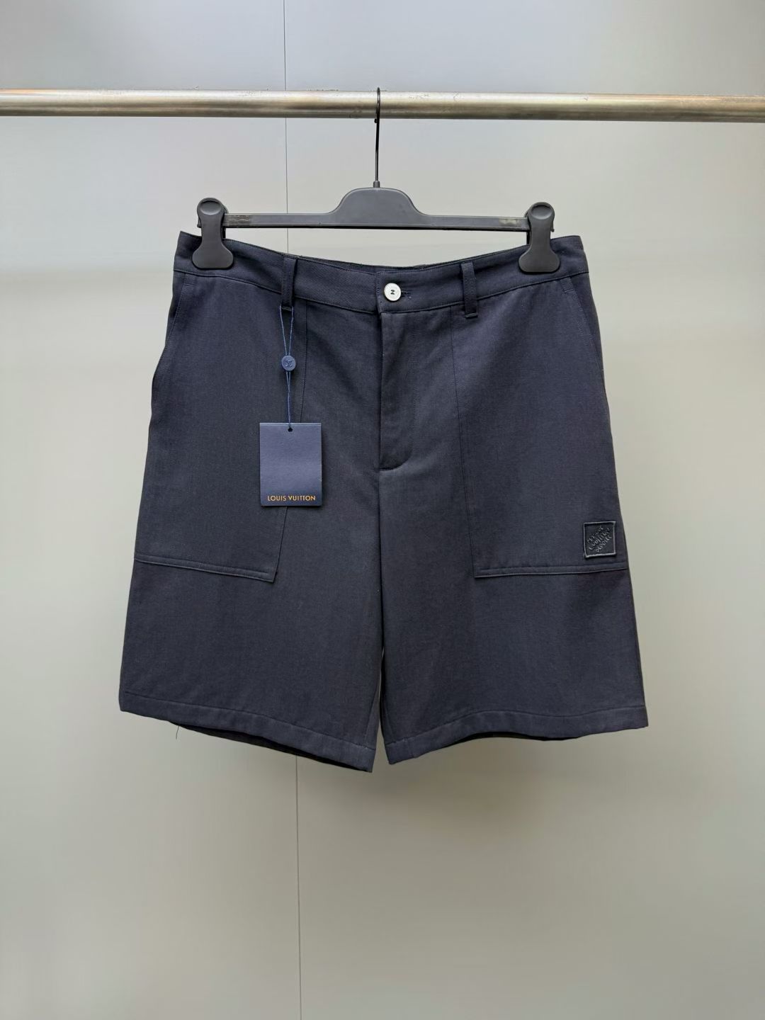 NO:929702,Lujia 26 new shorts These shorts make the urban summer look instantly fashionable. The navy blue linen fabric gives it a light and transparent texture. When paired with the same shirt, the overall shape is neat and clear. Loose fit Pearl buttons Color navy blue Fabric linen Embroidered brand logo, Louis Vuitton-clothing, louis vuitton, louis vuitton, louis vuitton, shorts, shirts,19860909驴家26新款短裤 这款短裤让都市夏日瞬间尽显时尚风采.海军蓝亚麻面料赋予其轻盈通透的质感,搭配同款衬衫,整体造型轮廓利落分明. 宽松版型 珍珠纽扣 颜色海军蓝 面料亚麻 刺绣品牌标识,路易威登-服装,louis vuitton,louis vuitton,louis vuitton,shorts,shirts,,Women's clothing