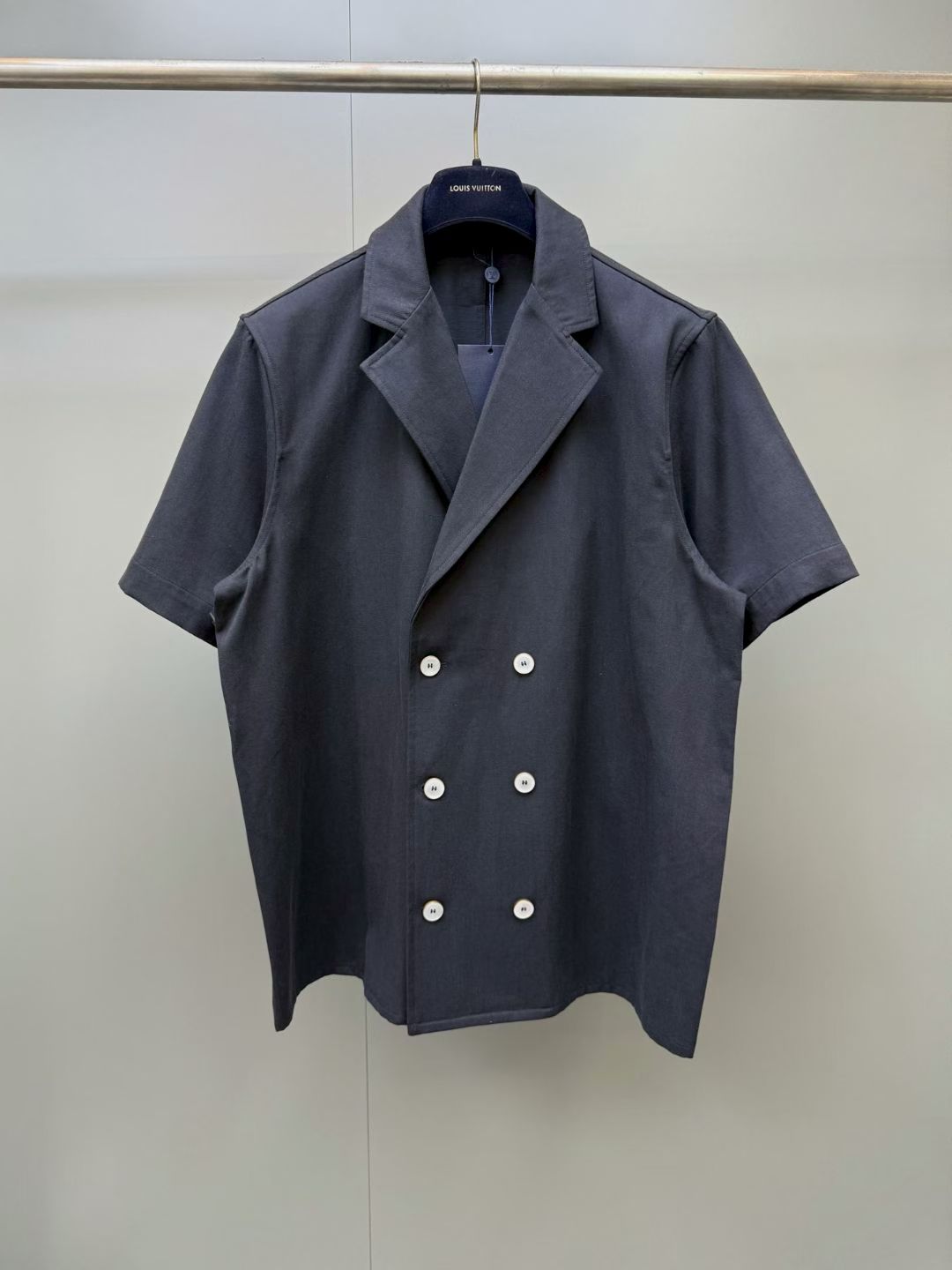 NO:929709,Lujia 26 New Shirt This short-sleeved double-breasted shirt makes an instant fashion statement in the urban summer. Navy blue linen fabric gives it a light and transparent texture, while the classic lapel and pearl buttons add tailoring details full of 1970s style. Paired with the same shorts, the overall shape is neat and clear. Loose fit color Navy blue fabric linen classic lapel double-breasted pearl buttons with brand logo woven on the back, Louis Vuitton - clothing, louis vuitton, louis  vuitton,louis vuitton,shorts,shirts,T-shirt,19860909驴家26新款衬衫 这款短袖双排扣衬衫,让都市夏日瞬间尽显时尚风采.海军蓝亚麻面料赋予其轻盈通透的质感,而经典的翻领与珍珠纽扣则增添了充满七十年代风情的裁缝细节.搭配同款短裤,整体造型轮廓利落分明.宽松版型颜色 海军蓝面料亚麻经典翻领双排扣珍珠纽扣后背织有品牌标识,路易威登-服装,louis vuitton,louis vuitton,louis vuitton,shorts,shirts,T-shirt,,Women's clothing