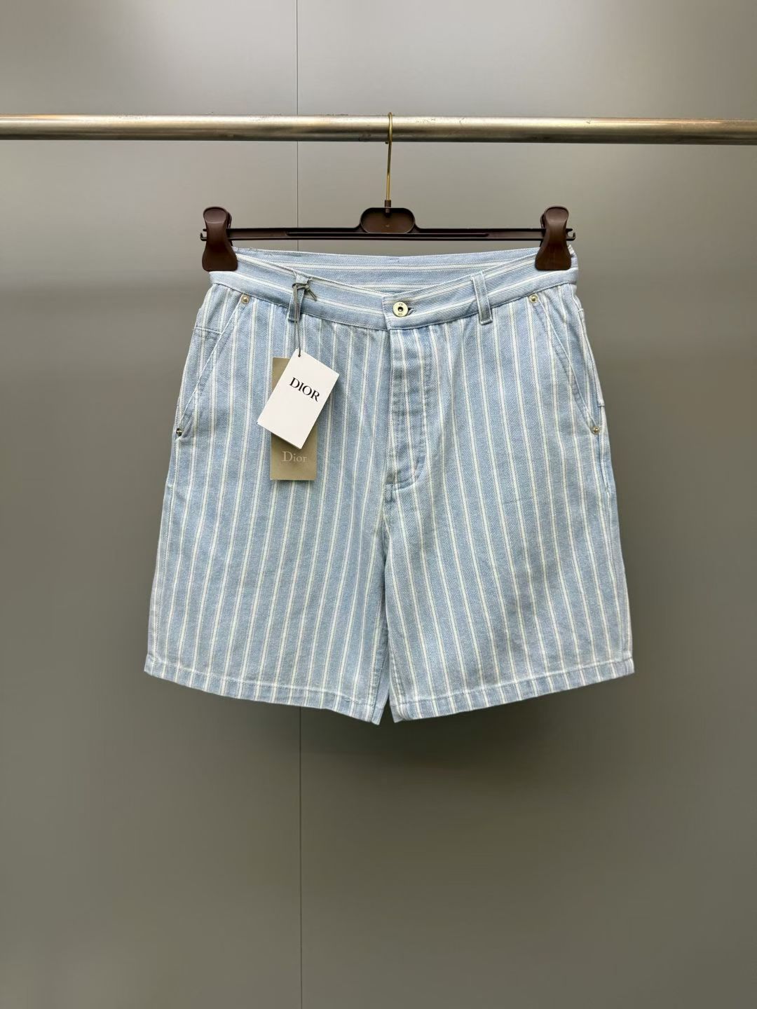 NO:931912,CD26 New Shorts These shorts are a timeless classic. Made of blue striped cotton twill, with French pockets that highlight its elegant silhouette and pattern. Pair with a polo shirt for a comfortable yet sophisticated look. Stitching Dior signature leather Jacron band Metal buckle engraved with CD logo Belt loops Five-pocket design French pockets Button closure Cotton Made in Italy Classic fit  Mid-high waist, Dior-clothing, dior, dior, shorts,19860909CD26新款短裤 这款短裤是永不过时的经典单品.采用蓝色条纹棉质斜纹布制成,配有法式口袋,突显其优雅的廓形与图案.搭配Polo衫,即可打造舒适而精致的造型.车线 Dior 签名皮革Jacron饰带 镌刻CD标识的金属搭扣 腰带环 五袋设计 法式口袋 纽扣开合 棉 意大利制造 经典版型 中高腰,迪奥-服装,dior,dior,shorts,,Women's clothing