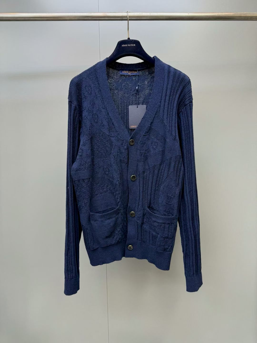 NO:931879,Lujia 26 new knitted jacket This elegant dark blue lightweight summer knitted cardigan is designed with a patchwork effect pattern and is embellished with the brand's signature floral embroidery. Irregular rib stripes alternate with the iconic oversized bud pattern, which is embellished with Damier and Monogram patterns. This carefully crafted piece features exquisite stitching, and its elegant tone makes it easy to match. Regular fit Color dark navy Fabric 74 cotton, 22  Viscose, 4 polyester All-over signature graphic textured knit Ribbed cuffs and hem Button fastening Two ribbed pockets,Louis Vuitton-Apparel,louis vuitton,louis vuitton,louis vuitton,jackets & coats,19860909驴家26新款针织外套 这款优雅的深蓝色轻盈夏季针织开衫,采用拼布效果图案设计,并点缀有品牌标志性的花卉刺绣.不规则罗纹条纹与标志性的超大花苞图案交替出现,花苞上更点缀着Damier和Monogram图案.这款精心制作的单品以精致的缝线为特色,其优雅的色调使其易于搭配. 常规版型 颜色深海军蓝 面料74 棉,22 粘胶纤维,4 聚酯纤维 全幅标志性图案纹理针织面料 罗纹袖口与下摆 纽扣开合 两个罗纹口袋,路易威登-服装,louis vuitton,louis vuitton,louis vuitton,jackets & coats,,Women's clothing