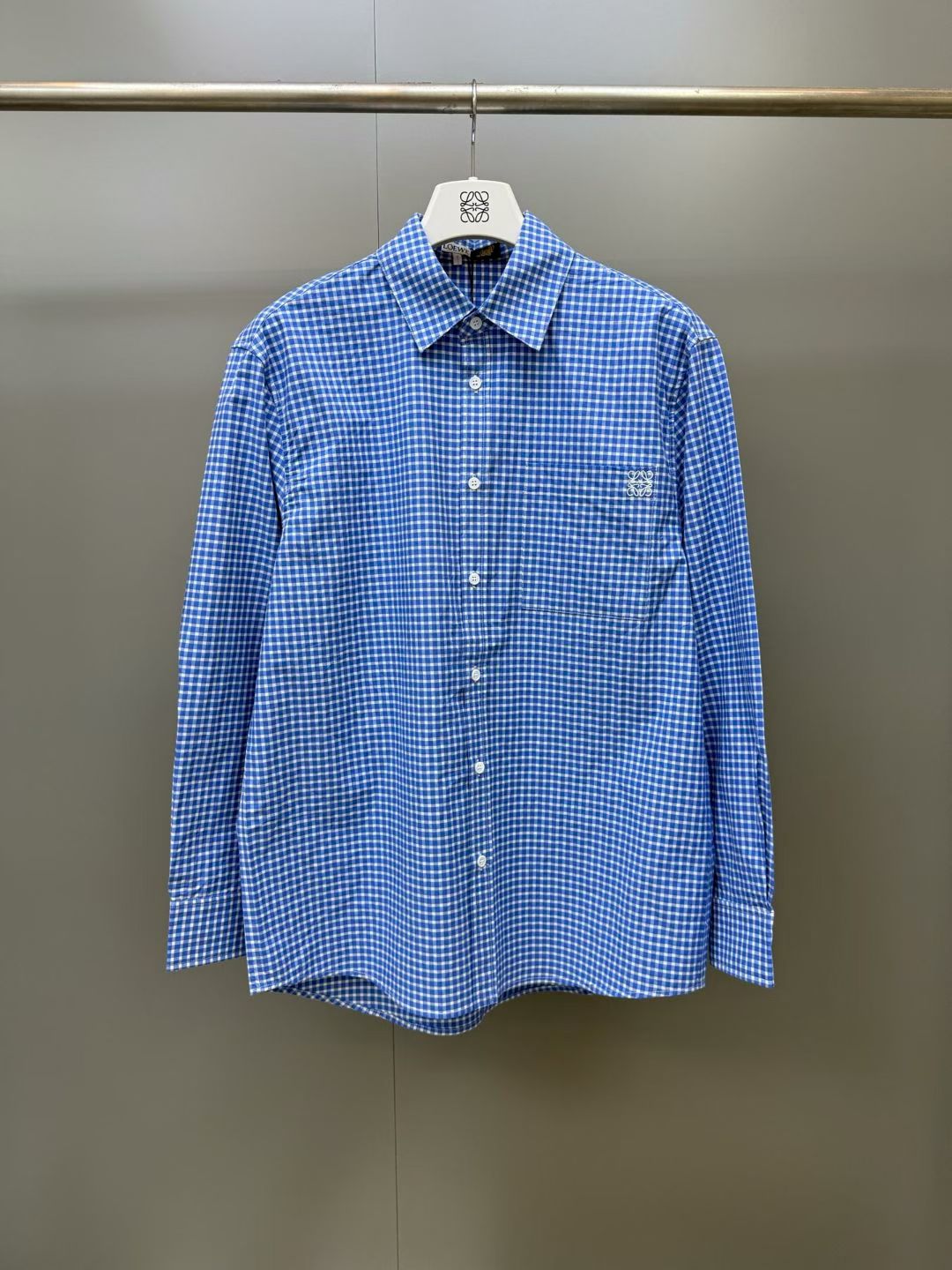 NO:931904,Loew*26 new shirt button placket, classic lapel, short-sleeved cut, equipped with patch pockets and letter embroidery, showing the iconic Madras check pattern. Made in Italy, cotton. New lightweight textured plaid cotton shirt. Loose fit, standard length, classic collar, front button closure, button cuffs, chest patch pocket, chest pocket decorated with Anagram embroidery., Loew - clothing, loewe, loewe, shirts, T-shirt,19860909Loew*26新款衬衫 纽扣开襟,经典翻领,短袖剪裁,配备补丁口袋与字母刺绣,呈现标志性马德拉斯格纹.意大利制造,棉.新款轻盈纹理格纹棉质衬衫.宽松版型,标准长度,经典衣领,正面纽扣开合,纽扣袖口,胸前贴袋,胸前口袋饰有 Anagram 刺绣.,罗意威-服装,loewe,loewe,shirts,T-shirt,,Women's clothing