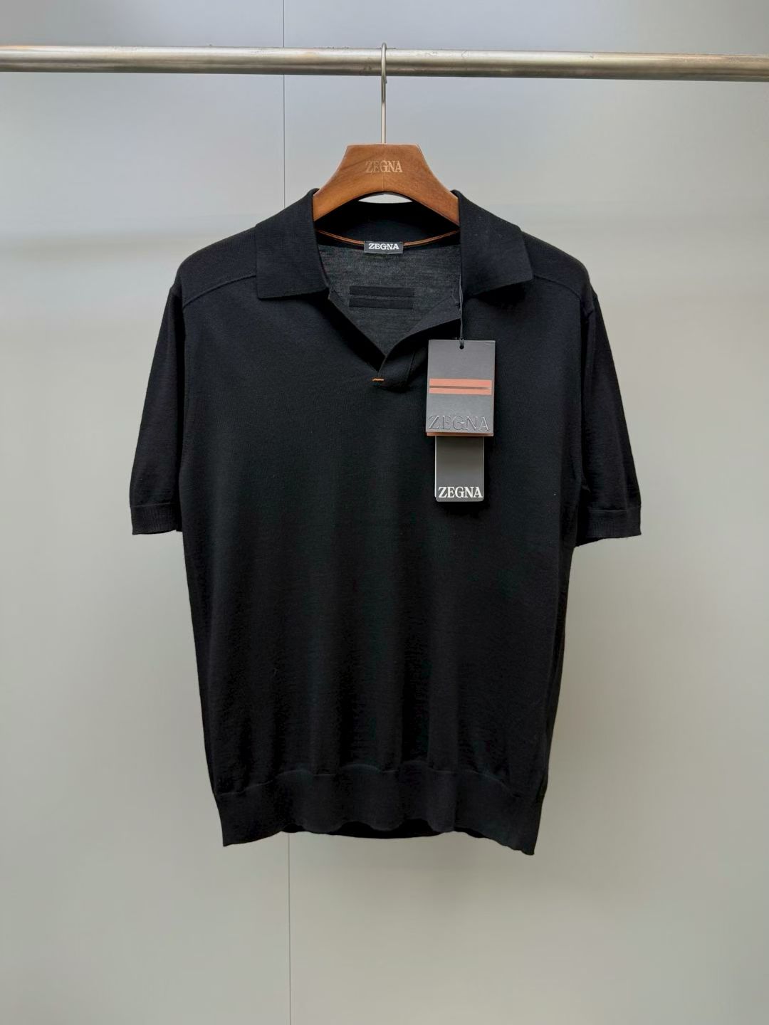 NO:931897,ZG's new Polo shirt is made of 100% wool. The whole-body knitting process gives the fabric a three-dimensional effect, creating a light and smooth silhouette that fits the dropped shoulder sleeves, showing a soft and comfortable wearing feel. Buttonless design with ribbed collar, ribbed hem, tubular knitted cuffs, fabric wool, men's clothing,19860909ZG新款Polo衫采用百分百羊毛制成,通体采用的针织工艺使面料呈现立体效果,营造出的轻盈且流畅的版型,契合落肩袖,展现出柔软舒适的穿着感. 无纽扣设计搭配罗纹衣领 罗纹底边 筒状针织袖口 面料羊毛,男装,,Women's clothing