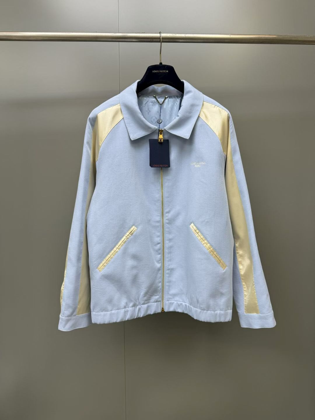 NO:931805,Lujia 26 new style This lightweight summer Souvenir jacket is an elegant interpretation of a classic style, combining linen, silk and cotton fabrics in soft pastel tones. The light blue body is embellished with white silk panels on the sleeves, embroidered 'Louis Vuitton Paris' on the chest and the iconic diamond pattern on the back. The lining is Monogram pattern, adding the finishing touch to this casual and elegant piece. Regular fit  Color light blue Fabric 46 linen, 34 silk, 14 cotton, 6 viscose Shirt-style collar Contrast buttoned cuffs Elastic hem Signature graphic lining Zipper closure Two covered pockets Brand logo embroidered on chest Signature embroidery on back, Louis Vuitton-clothing, louis vuitton, louis vuitton, louis vuitton, louis vuitton, jackets &  coats,shirts,real silk,19860909驴家26新款 这款轻盈的夏季Souvenir夹克是对经典款式的优雅演绎,融合了亚麻、真丝与棉质面料,呈现出柔和的粉彩色调.浅蓝色主体部分的袖子上点缀着白色真丝嵌片,胸前饰有刺绣的“Louis Vuitton Paris”字样,背面则缀有标志性的菱形图案.内衬采用Monogram图案,为这件兼具休闲与优雅魅力的单品画龙点睛. 常规版型 颜色浅蓝色 面料46 亚麻、34 真丝、14 棉、6 粘胶纤维 衬衫式领口 袖口撞色拼接纽扣袖口 弹性下摆 标志性图案内衬 拉链开合 两个带包边口袋 胸前刺绣品牌标识 后背标志性刺绣,路易威登-服装,louis vuitton,louis vuitton,louis vuitton,louis vuitton,jackets & coats,shirts,real silk,,Women's clothing