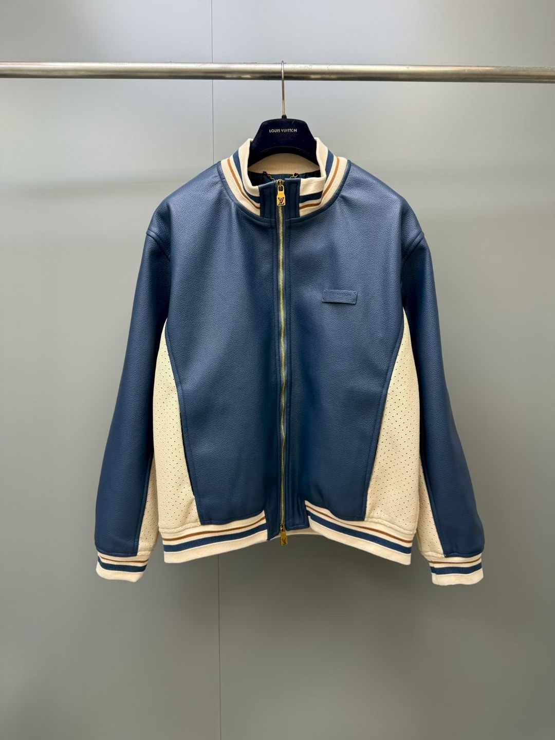 NO:931814,Lujia 26 New Style This exclusive sweatshirt is made of soft hammered calfskin. The dark blue body and sleeves are in unique contrast with the white hollow sports-style splicing fabric on the sides and armpits. The collar, hem and cuffs are decorated with striped ribbed edges, and the brand's signature leather patch is embellished on the chest, which perfectly demonstrates the fusion of college style and refined style. Regular fit Color Indigo Calfskin Striped rib design is used on the collar, hem and cuffs  Hollow leather inserts on the sides and under the sleeves. Signature pattern on the lining. Double zipper closure. Side pockets. Signature leather patch on the chest.19860909驴家26新款 这款独家卫衣采用柔软的锤纹小牛皮制成.深蓝色衣身与袖子与两侧及腋下白色镂空运动风拼接面料形成别致对比.领口、下摆及袖口饰有条纹罗纹边,胸前缀有品牌签名皮革贴片,完美演绎了学院风与精致格调的融合. 常规版型 颜色靛蓝 小牛皮 领口、下摆及袖口采用条纹罗纹设计 侧边及袖下饰有镂空皮革嵌片 内衬饰有标志性图案 双拉链开合设计 侧袋 胸前饰有签名皮革贴片,路易威登-服装,louis vuitton,louis vuitton,louis vuitton,hoodie,sweatshirts,cowhide,,Women's clothing