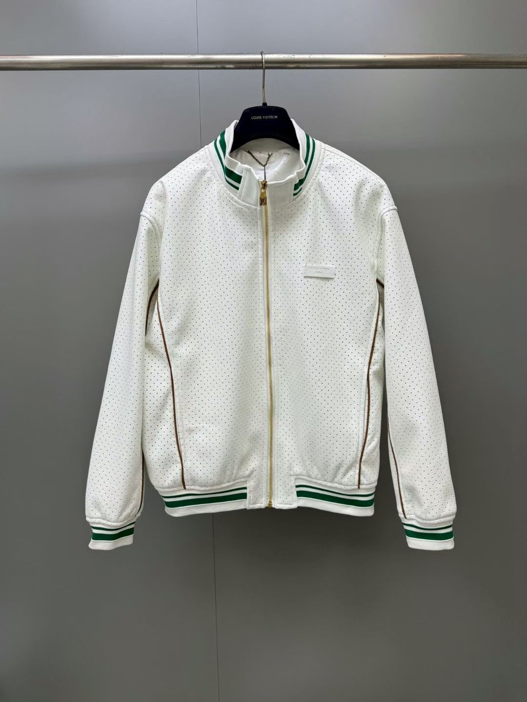 NO:931822,Lujia 26 New Style This tennis-inspired college-style sweatshirt is made of soft white calfskin and is decorated with sports-style hollow designs throughout to enhance breathability. The collar, hem and cuffs are decorated with green and white striped ribbed trim. Signature details include natural cowhide edges and a leather signature patch on the chest. The lining is decorated with a Monogram pattern, adding the finishing touch to this summery and elegant piece.  Regular fit color White calfskin ribbed collar, hem and cuffs All-over leather cutout Natural cowhide leather lining with signature graphic Zipper closure Side pockets Signature leather patch on chest, Louis Vuitton-Clothing,louis vuitton,louis vuitton,louis vuitton,hoodie,sweatshirts,cowhide,19860909驴家26新款 这款受网球运动启发的学院风卫衣采用柔软的白色小牛皮制成,全身饰有运动风格的镂空设计,以增强透气性.领口、下摆和袖口均饰有绿白条纹的罗纹边饰,标志性细节包括天然牛皮包边以及胸前的皮革签名贴片.内衬饰有Monogram图案,为这款兼具夏日风情与优雅气质的单品画龙点睛. 常规版型颜色白色小牛皮领口、下摆及袖口采用罗纹设计全身皮革镂空处理天然牛皮包边内衬饰有标志性图案拉链开合侧袋胸前饰有签名皮革贴片,路易威登-服装,louis vuitton,louis vuitton,louis vuitton,hoodie,sweatshirts,cowhide,,Women's clothing