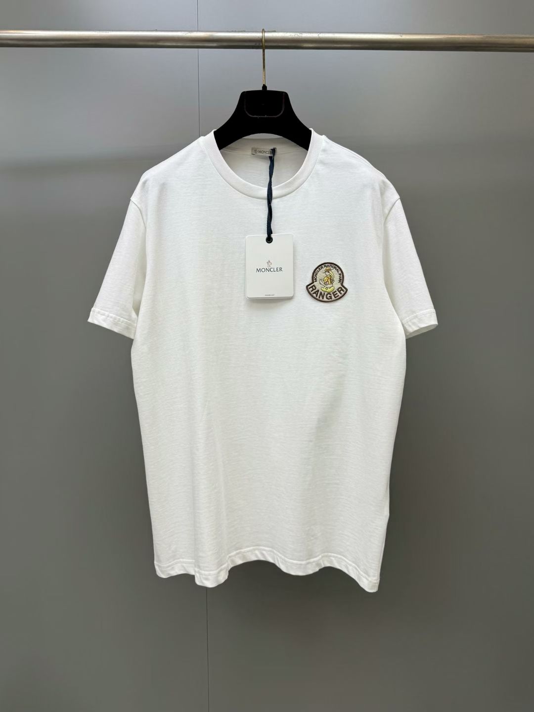 NO:931855,Moncler26's new Mon Duck logo T-shirt, this short-sleeved T-shirt draws inspiration from nature, transforming the character of Mon Duck into a ranger. Round neck design, made of cotton jersey fabric, with mon logo stamps on the chest and sleeves, suitable for all-day wear. Highly recommended!  ,Moncler,T-shirt,tees,t-shirt,19860909Moncler26新款Mon Duck标识T恤衫,这款短袖T恤自大自然汲取灵感,将Mon Duck角色摇身一变,化为护林员.圆领设计,采用棉质平纹针织面料制成,前胸和袖子处搭配有mon标识章仔,适合全天穿着.强烈推荐！,蒙口-服装,Moncler,T-shirt,tees，t-shirt,,Women's clothing