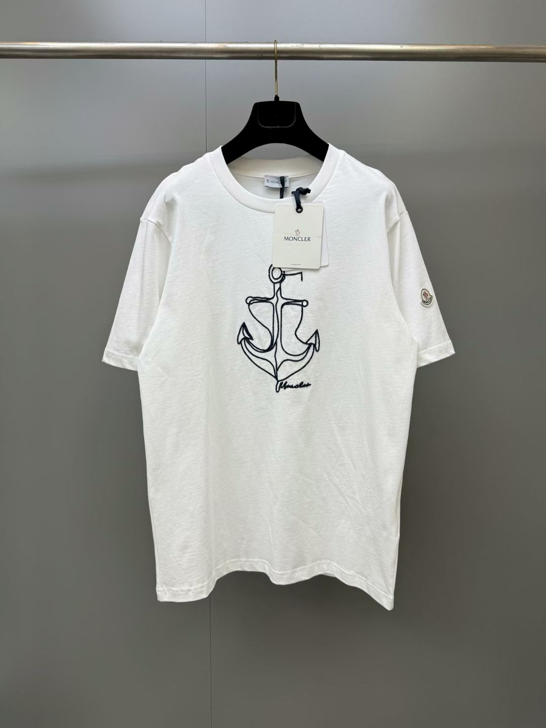 NO:931864,moncler26's new embroidered cotton T-shirt. This T-shirt is made of cotton with a soft texture and interprets the essence of summer with nautical patterns. The short-sleeved round neck style is suitable for wearing alone in warm seasons, and can also be layered and matched in other seasons., Moncler, T-shirt, tees, t-shirt,19860909moncler26新款刺绣棉质T恤 这款T恤采用棉制成,质感柔软,以航海风图案诠释夏日精髓.短袖圆领款式,适合温暖季节单独穿着,也可在其他季节叠穿搭配.,蒙口-服装,Moncler,T-shirt,tees，t-shirt,,Women's clothing