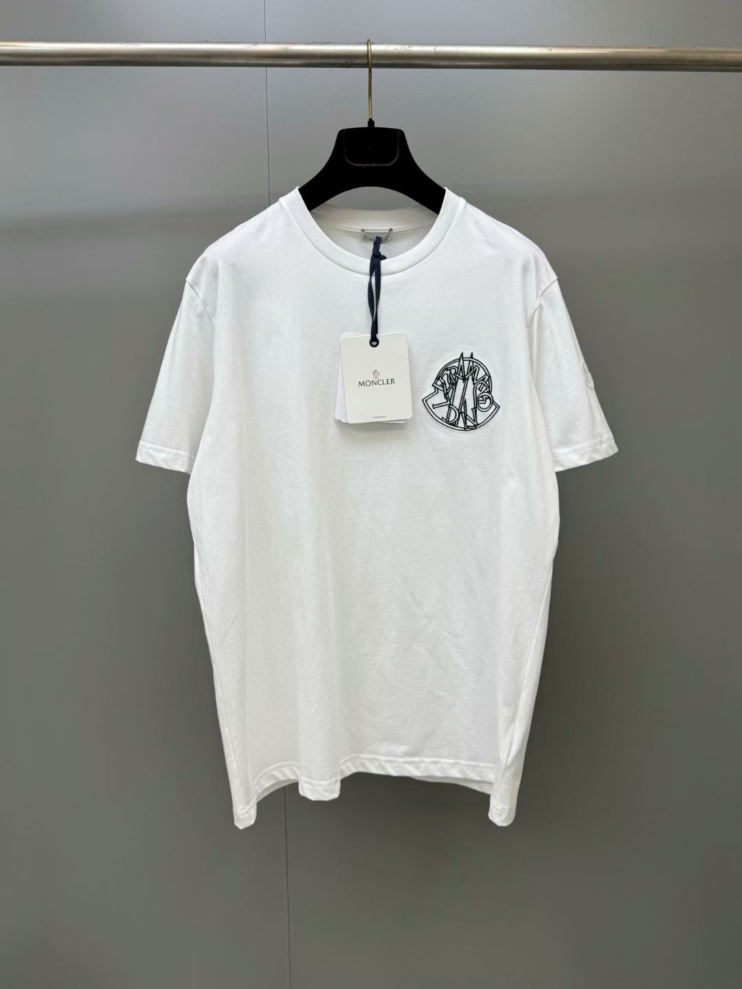 NO:931873,Moncler26's new Logo T-shirt, with circular logo embroidery on the chest and classic embroidered stamps on the sleeves, is highly recognizable, simple and detailed. The Oversized version accommodates a variety of body shapes and can be easily worn with casual wear. It can be worn casually with jeans or casual pants, and can be easily used for commuting, traveling and daily life! Highly recommended!  ,Moncler-clothing,versace,Moncler,jeans,tees,t-shirt,19860909Moncler26新款LogoT恤,胸前圆形Logo刺绣,袖子处饰有经典刺绣章仔,辨识度满分,简约又有细节感.Oversized版型,包容多种身材,轻松打造休闲穿搭.随手搭牛仔裤,休闲裤都很有型,通勤,旅行,日常都能轻松驾驭!强烈推荐！,蒙口-服装,versace,Moncler,jeans,tees，t-shirt,,Women's clothing