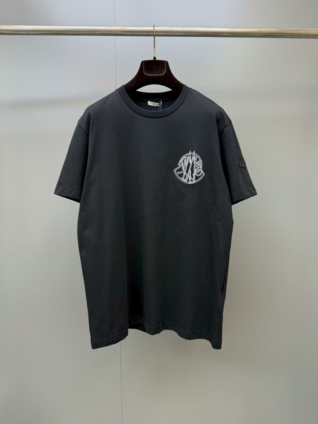 NO:931882,Moncler26's new Logo T-shirt, with circular logo embroidery on the chest and classic embroidered stamps on the sleeves, is highly recognizable, simple and detailed. The Oversized version accommodates a variety of body shapes and can be easily worn with casual wear. It can be worn casually with jeans or casual pants, and can be easily used for commuting, traveling and daily life! Highly recommended!  ,Moncler-clothing,versace,Moncler,jeans,tees,t-shirt,19860909Moncler26新款LogoT恤,胸前圆形Logo刺绣,袖子处饰有经典刺绣章仔,辨识度满分,简约又有细节感.Oversized版型,包容多种身材,轻松打造休闲穿搭.随手搭牛仔裤,休闲裤都很有型,通勤,旅行,日常都能轻松驾驭!强烈推荐！,蒙口-服装,versace,Moncler,jeans,tees，t-shirt,,Women's clothing