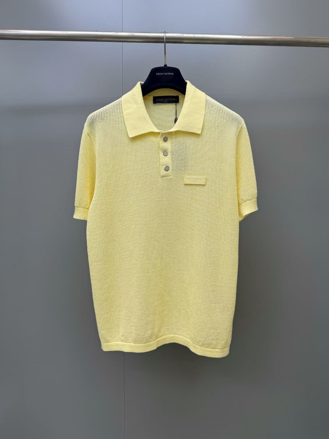 NO:931830,Lujia 26 new style This short-sleeved cotton Polo shirt is made of soft dotted weaving technology, bringing a comfortable experience like summer. The garment is dyed in an elegant light yellow tone, showing an old-fashioned style that seems to have been faded by the sun. The iconic Damier pattern is embellished on the side seams, and the chest is decorated with a gold-printed leather patch. The same color brand logo is embroidered on the back. This single product adds a touch of sophistication to everyday wear. Regular fit Color pineapple yellow Fabric cotton Ribbed cuffs  Dotted knit fabric Three-button fastening Signature detail at side seams Leather patch with gold embossed branding on the chest Embroidered branding on the back,Louis Vuitton-clothing,louis vuitton,louis vuitton,louis vuitton,T-shirt,19860909驴家26新款 这款短袖棉质Polo衫采用柔软的点纹编织工艺,带来夏日般的舒适体验.服装染成优雅的浅黄色调,呈现出一种仿佛被阳光褪色的做旧风格.标志性的Damier图案点缀于侧缝处,胸前则饰有金色印花的皮革贴片.背面则绣有同色系的品牌标识.这款单品为日常穿搭增添了一抹精致气息. 常规版型 颜色菠萝黄 面料棉 罗纹袖口 点纹针织面料 三颗纽扣开合 侧缝处带有标志性细节 胸前饰有金色压印品牌标识的皮革贴片 背面绣有品牌标识,路易威登-服装,louis vuitton,louis vuitton,louis vuitton,T-shirt,,Women's clothing