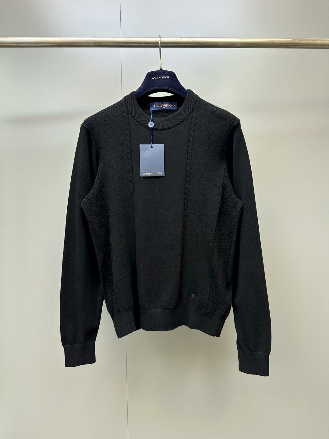 NO:931838,Lujia 26 new knitted sweater, this long-sleeved crew neck sweater is made of high-quality cotton and silk blended fabrics. The black background is embellished with exquisite Monogram and Damier dot knitted patterns, showing an elegant temperament. The collar on the left is decorated with unique embroidery, and the back is equipped with a leather patch with LV letters. This versatile item can be paired with a dress or chinos to create a modern and sophisticated look. Regular fit, color, black, fabric 70 cotton, 30 silk, dotted knitted stripes decorated with iconic patterns  Embroidered signature at lower left edge Ribbed collar, cuffs and hem Signature leather patch at back,Louis Vuitton - Clothing,louis vuitton,louis vuitton,louis vuitton,louis vuitton,skirts,sweaters,19860909驴家26新款针织毛衣,这款长袖圆领衫采用优质棉丝混纺面料制成,黑色底色上点缀着精致的Monogram和Damier点状针织图案,尽显优雅气质.左侧衣领处饰有独特刺绣,后背配有LV字母皮革贴片.这款百搭单品可搭配连衣裙或斜纹棉布裤,打造现代精致造型. 常规版型 颜色黑色 面料70棉,30丝绸 点状针织条纹饰以标志性图案 左下边缘处饰有刺绣签名 罗纹领口、袖口和下摆 背面饰有签名皮革贴片,路易威登-服装,louis vuitton,louis vuitton,louis vuitton,louis vuitton,skirts,sweaters,,Women's clothing