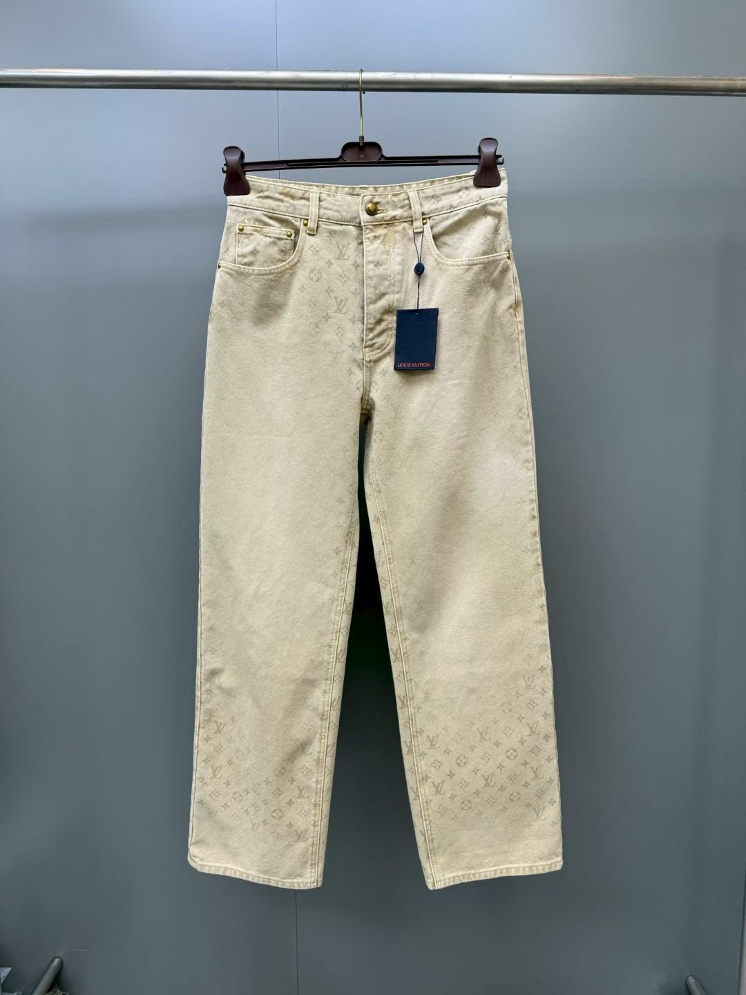 NO:931846,The camel denim skateboard pants unveiled at Lujia's 2026 spring and summer fashion show feature an exquisite distressed effect inspired by India's natural dyeing process. Monogram Faded prints are embellished on the cotton fabric, and bronze rivets and frosted leather details with Mini Damier patterns add to the refined charm. Can be paired with jackets from the same series to create an exclusive overall look. Skateboard version Color camel Fabric cotton All-over printed iconic pattern Bronze metal buttons and rivets  Classic five-pocket jean cut with signature nubuck leather details,Louis Vuitton-Apparel,louis vuitton,louis vuitton,louis vuitton,jeans,jackets & coats,19860909驴家2026春夏时装秀上亮相的驼色牛仔滑板裤,以灵感源自印度天然染色工艺的精致做旧效果为特色.Monogram Faded印花点缀于棉质面料之上,古铜色铆钉与饰有Mini Damier纹样的磨砂皮革细节更添精致韵味.可搭配同系列夹克,打造专属整体造型. 滑板版型 颜色驼色 面料棉布 满版印花标志性图案 古铜色金属纽扣与铆钉 经典五袋牛仔裤剪裁 标志性磨砂皮革细节,路易威登-服装,louis vuitton,louis vuitton,louis vuitton,jeans,jackets & coats,,Women's clothing