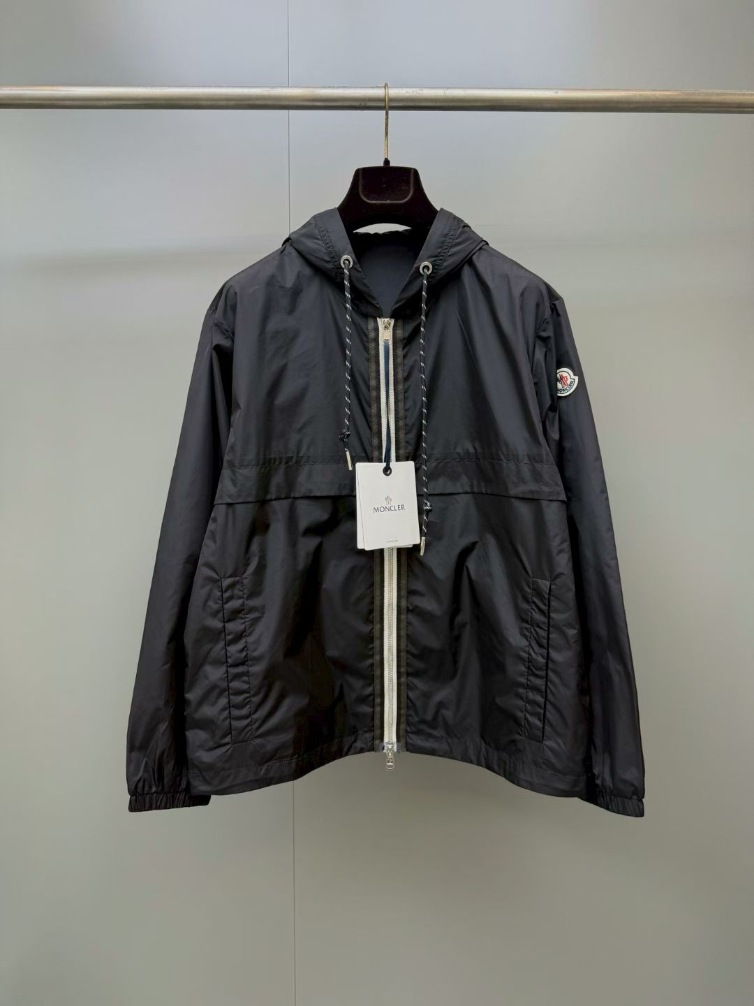 NO:931888,Moncler26's new Nidge hooded jacket is specially created/designed for daily use, adding exquisite style to the look. This hooded jacket is made of nylon, and the fabric has been functionally treated to bring light and warm care in changing weather. It is embellished with a three-color zipper design, which subtly highlights the brand essence. Product details Made of nylon, functional main fabric, nylon lining, adjustable drawstring hood, zipper closure, embellished with three-color trim, pockets with buttons  Drawstring hem, hood-clothing,Moncler,jackets & coats,jackets & coats,hats,19860909Moncler26新款 Nidge连帽夹克外套 专为日常打造/设计,为造型增添精美格调.这款连帽夹克采用锦纶制成,面料经过功能性处理,可在多变天气下带来轻盈温暖的呵护.点缀三色拉链设计,精妙彰显品牌精髓. 产品细节 采用锦纶制成 功能性主面料 锦纶衬里 可调节抽绳兜帽 拉链开合,点缀三色饰边 口袋设有纽扣 抽绳下摆,蒙口-服装,Moncler,jackets & coats,jackets & coats,hats,,Women's clothing