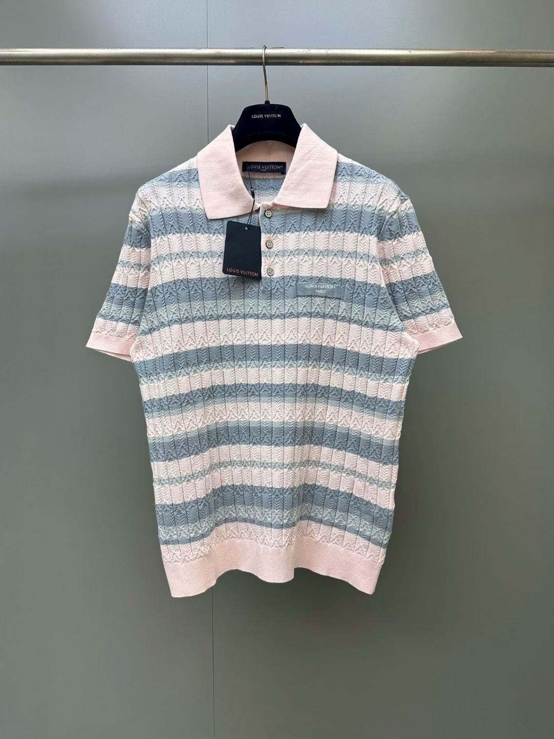 NO:941329,Lujia High Version 26 New Knitted Polo Shirt This exquisitely crafted short-sleeved polo shirt features a geometric stripe pattern and is presented in the elegant pastel colors that are the signature of the 2026 autumn and winter fashion show. The exquisite woven texture on the knitted fabric adds a soft texture detail to the academic silhouette. Louis Vuitton Paris is embroidered on the chest  Paris) logo, pearl-effect buttons add the finishing touch to the button arrangement. This piece can be paired with this season's classic tones to create a sophisticated everyday look. Regular fit Color light pink Fabric cotton Knitted Polo collar Ribbed cuffs and hem Jacquard striped woven knit fabric Three pearl-effect button fastening Logo embroidered on the chest, Louis Vuitton-clothing, louis vuitton, louis vuitton, louis  vuitton,louis vuitton,T-shirt,19860909驴家高版本26新款针织polo衫 这款做工精美的短袖Polo衫采用几何条纹图案,以2026秋冬时装秀标志性的优雅粉彩色调呈现.针织面料上精致的编织纹理,为学院风剪影增添了一抹柔软的质感细节.胸前绣有路易威登巴黎（Louis Vuitton Paris）标志,珍珠效果纽扣则为纽扣排布增添点睛之笔.这款单品可与本季经典色调的服饰搭配,打造出风格精致的日常穿搭.常规版型 颜色浅粉色 面料棉 针织Polo领 罗纹袖口和下摆 提花条纹编织针织面料 三颗珍珠效果纽扣开合 胸前刺绣品牌标识,路易威登-服装,louis vuitton,louis vuitton,louis vuitton,louis vuitton,T-shirt,,Women's clothing