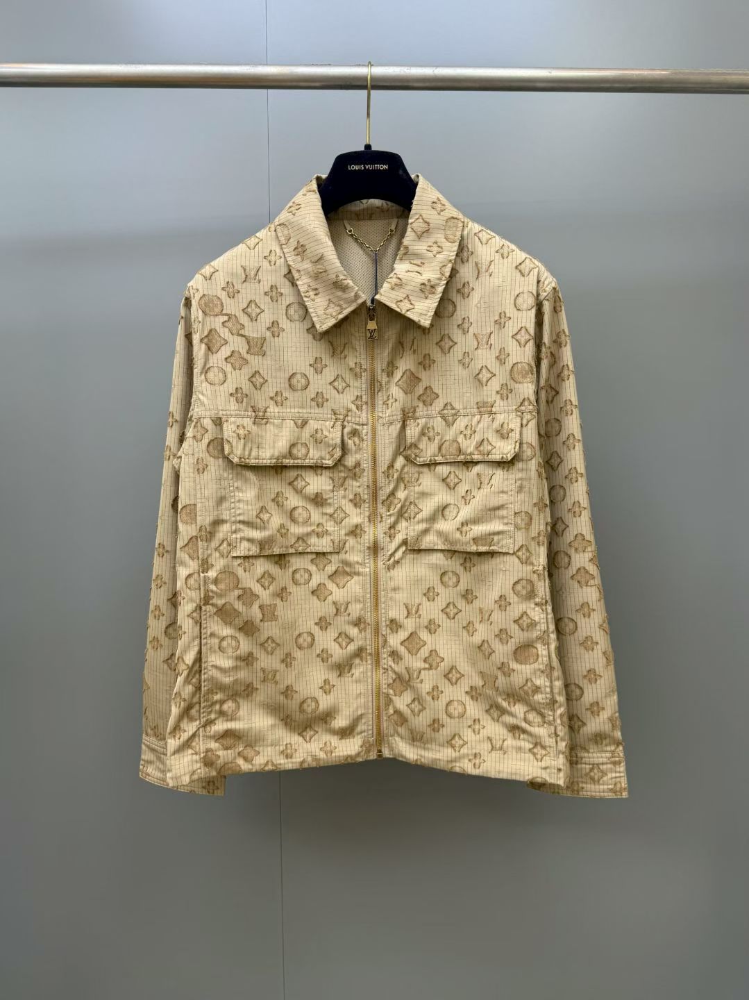 NO:941337,Lujia 26 new style This zippered shirt jacket is decorated with the Monogram Surplus pattern in sand tones. It is made of water-repellent and tear-proof fabric, and the surface is embellished with a shear jacquard woven logo pattern, showing an elegant texture. Practical details include multiple pockets, adjustable hem and mesh vents on the back. Pair it with shorts or trousers from the same series to create a distinctive geometric pattern suit. Regular fit Color Beige Fabric 70 nylon, 30 cotton  Rip-stop fabric, all-over shear jacquard to show brand logo Rainproof shirt collar Elbow patches Back vents lined with mesh Adjustable hem Unlined Zipper closure Cuffs with hidden snaps Two patch pockets with hidden snaps Two side pockets,Louis Vuitton-Clothing,louis vuitton,louis vuitton,louis vuitton,shorts,jackets & coats,shirts,19860909驴家26新款 这款拉链衬衫夹克饰有沙色调的Monogram Surplus图案.采用防泼水防撕裂面料制成,表面点缀着剪线提花织造的标志图案,尽显优雅质感. 实用细节包括多个口袋、可调节下摆以及后背网眼透气口.搭配同系列短裤或长裤,即可打造出风格鲜明的几何图案套装. 常规版型 颜色米色 面料70尼龙,30棉 防撕裂面料,全幅采用剪线提花工艺呈现品牌标识 防雨 衬衫式领口 肘部补丁 后开衩内衬网眼面料 下摆可调节 无内衬 拉链开合 袖口 配隐藏式按扣 两个贴袋配隐藏式按扣 两个侧袋,路易威登-服装,louis vuitton,louis vuitton,louis vuitton,shorts,jackets & coats,shirts,,Women's clothing