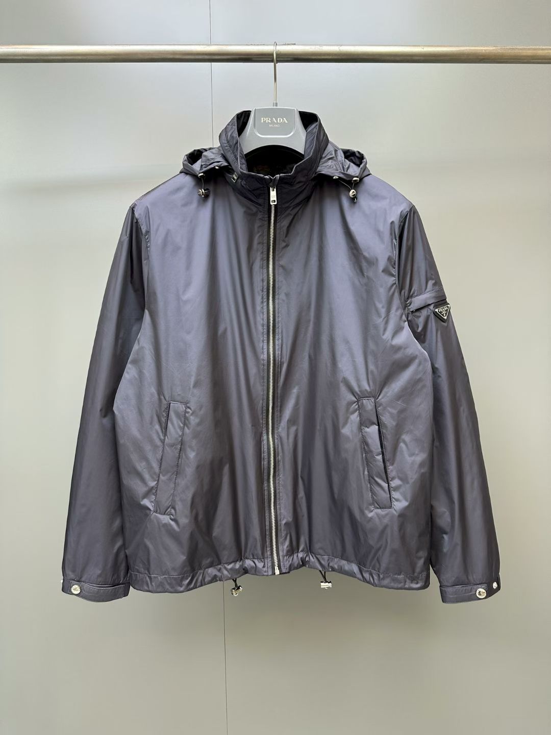 NO:941410,PR26 spring and autumn series high version logo solid color zipper hooded stand collar jacket, Prada-clothing, prada, jackets & coats, hats,19860909PR26春秋系列 高版本徽标纯色拉链连帽立领夹克,普拉达-服装,prada,jackets & coats,hats,,Women's clothing