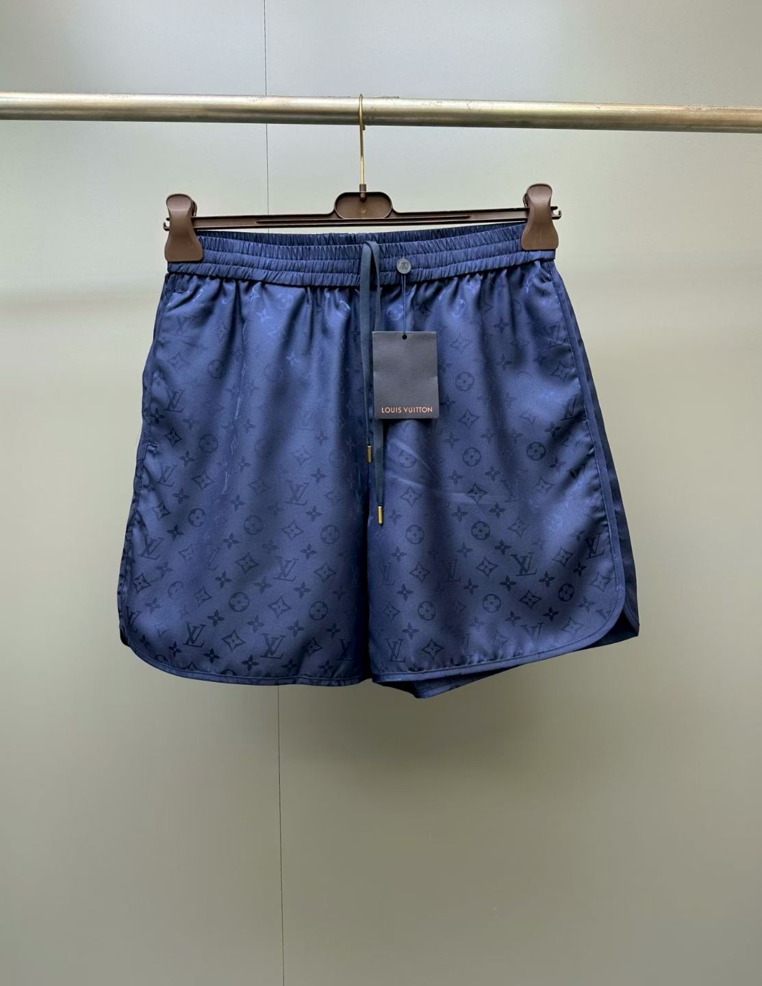 NO:941345,Lujia 26 New Shorts These drawstring shorts made of organic silk twill have a smooth design and are inspired by the main theme of this series - tennis. This style features a sporty curved hem and drawstring decoration. The exquisite Monogram jacquard pattern adds a unique interweaving effect of luster and matte texture to the navy blue fabric. Regular fit Color dark navy Fabric artificial silk All-over jacquard classic pattern Rope trim at the hem Drawstring at the waist One pocket on each side  The back pocket is a patch pocket with buttons,Louis Vuitton-clothing,louis vuitton,louis vuitton,louis vuitton,shorts,real silk,19860909驴家26新款短裤 这款采用有机丝绸斜纹布制成的抽绳短裤,设计流畅,灵感源自本系列的主打主题——网球.该款式以运动风格的弧形下摆和抽绳装饰为特色.精致的Monogram提花图案为海军蓝面料增添了独特的光泽与哑光质感交织效果. 常规版型 颜色深海军蓝 面料人造真丝 全幅提花经典图案 下摆饰有绳边 腰部配有抽绳 两侧各有一个口袋 后袋为带纽扣的贴袋,路易威登-服装,louis vuitton,louis vuitton,louis vuitton,shorts,real silk,,Women's clothing