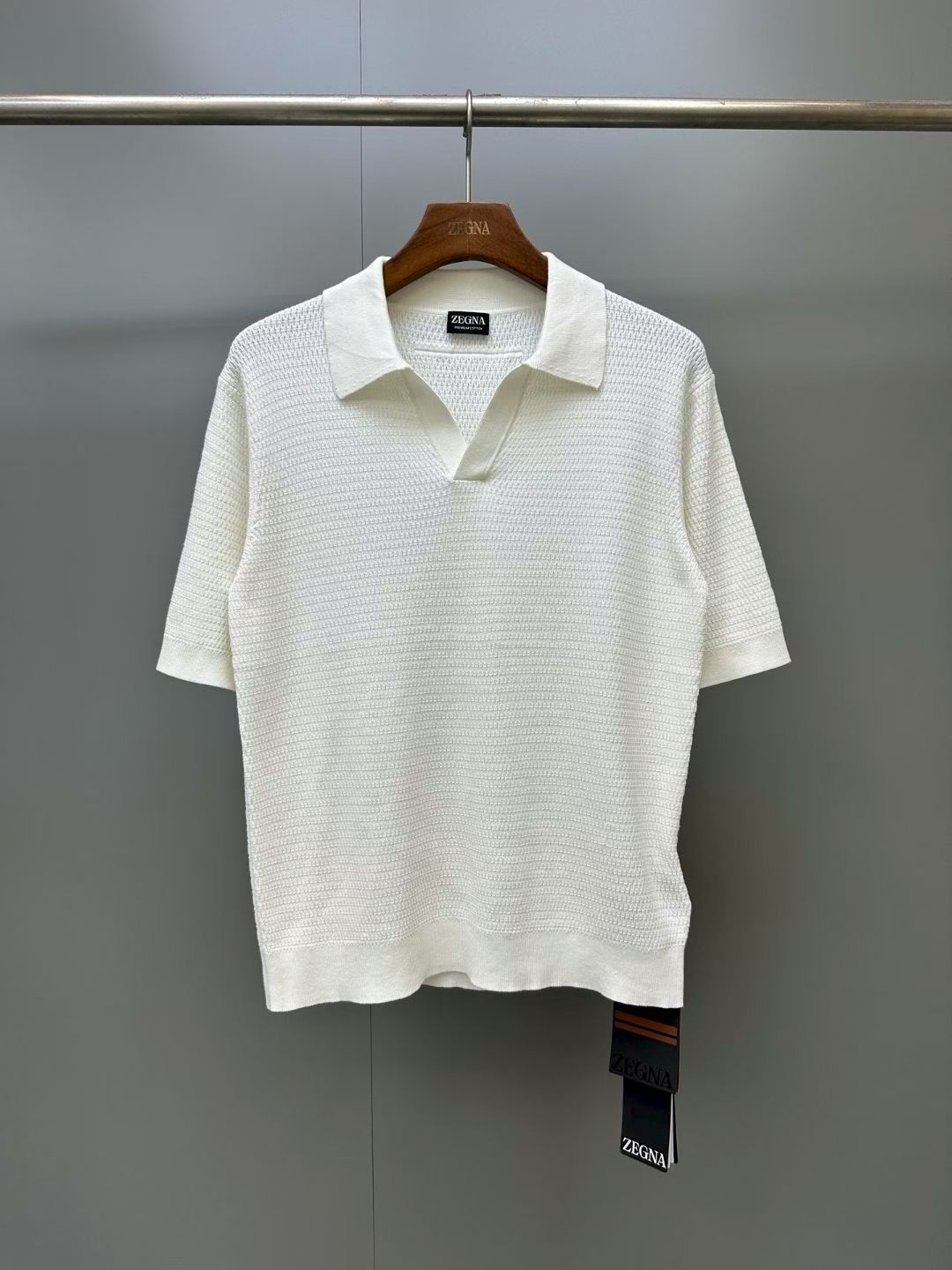 NO:941316,ZG 26's new jacquard knitted POLO shirt injects a sophisticated atmosphere into casual classic clothing. It abandons the traditional button placket and has a more concise and modern appearance. Fitted version Jacquard stitch 14 Gauge POLO style open collar Short sleeves Ribbed hem and cuffs Fabric composition Cotton, women's clothing, T-shirt,19860909ZG 26新款提花针织POLO衫,为休闲经典服饰注入考究气息.摒弃传统纽扣开襟,外观更为简洁现代. 合身版型 提花针迹 14 Gauge POLO式开领 短袖 罗纹下摆及袖口 面料成分 棉,女装,T-shirt,,Women's clothing