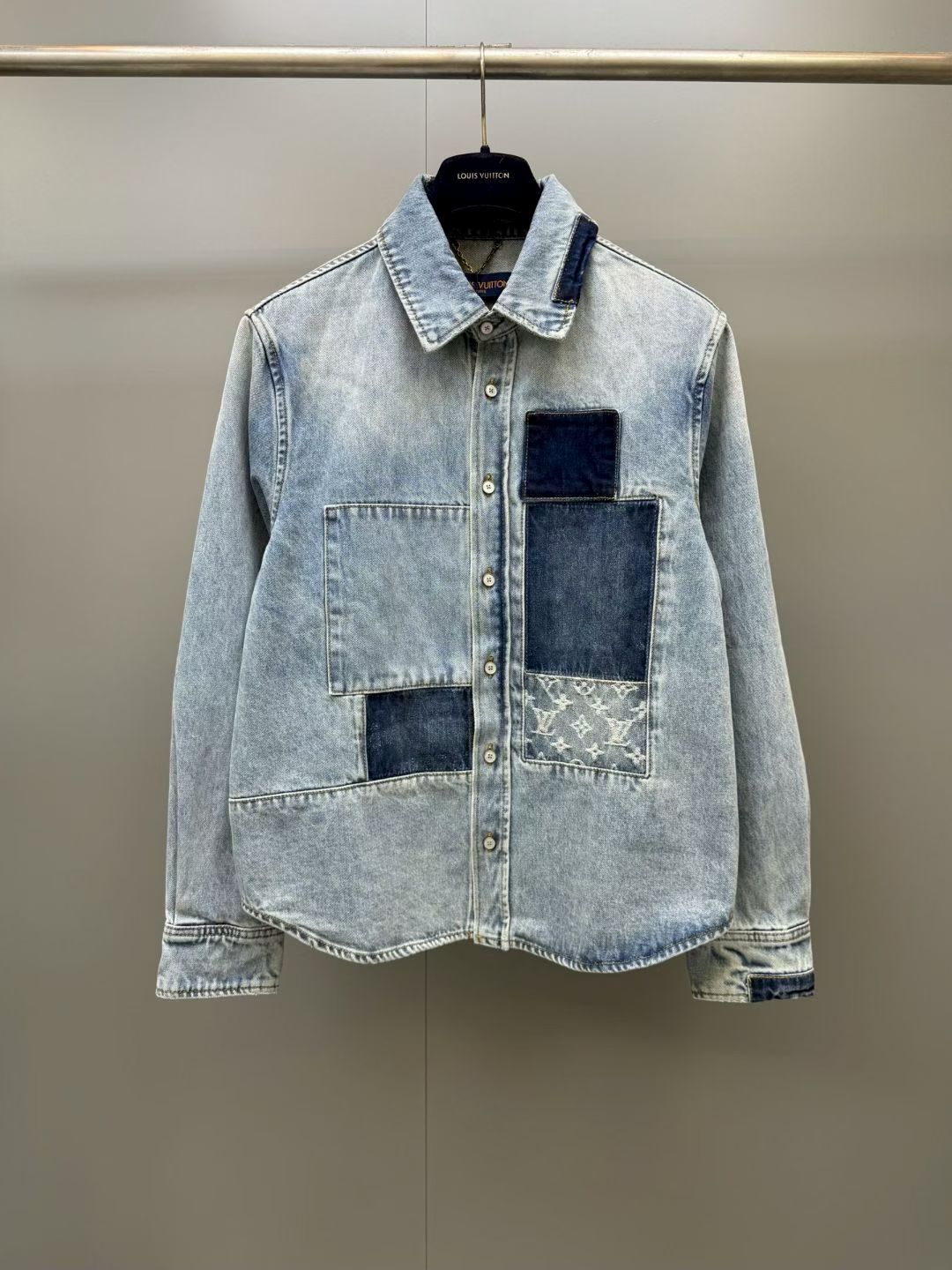 NO:941358,Lujia High Version 26 New Denim Jacket This summer denim jacket is finely crafted with patchwork details including tonal monogram elements and a washed vintage style. The organic denim is in soft indigo and has a relaxed fit, while pearl buttons and rivets add a modern touch. These pants are perfect for a casual yet sophisticated look, and pair with tonal jeans for a standout outfit. Skate Fit Indigo Cotton Patchwork Signature Details Pearl Button Closure  Nubuck signature jacqueron,Louis Vuitton-clothing,louis vuitton,louis vuitton,louis vuitton,jeans,jackets & coats,19860909驴家高版本26新款牛仔外套 这款夏日牛仔外套精细制作,拼布细节包括色调的字母组合元素和水洗复古风格.有机牛仔布采用柔和靛蓝调,剪裁轻松,珍珠纽扣和铆钉则增添了时尚感.这条裤子非常适合休闲又高雅的造型,搭配同色牛仔裤成为出众的服装套装. 滑冰鞋合适度 靛蓝 棉 拼布签名细节 珍珠钮扣开合 Nubuck签名jacqueron,路易威登-服装,louis vuitton,louis vuitton,louis vuitton,jeans,jackets & coats,,Women's clothing