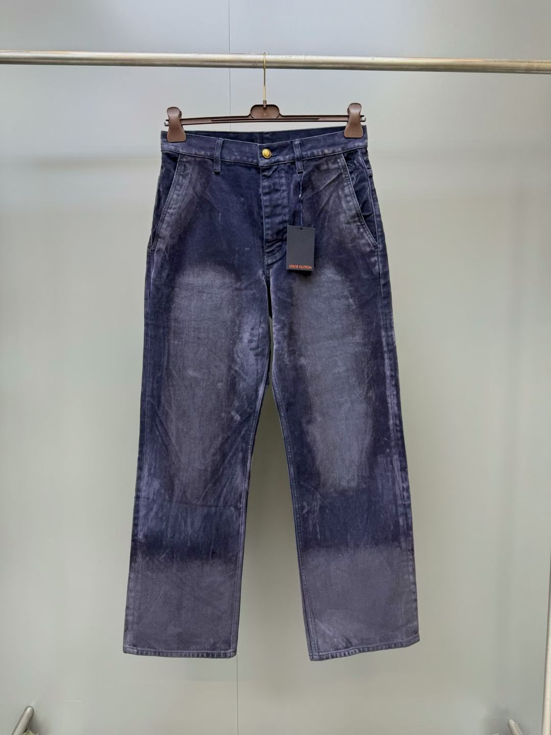 NO:941365,Lujia 26 new style These dark blue trousers are made of velvet flocked denim, which has been dyed and waxed to give a rich retro flavor, inspired by British country clothes. The Monogram pattern is embellished on the two back pockets, while the Damier leather details enhance the texture of the waist. Pair it with the same jacket to create a sophisticated urban look. Skate version Color Night Sky Fabric 78 cotton, 15 acrylic, 7 viscose Waxed denim  Italian pockets Back flap pocket with signature graphic Signature leather detail on back,Louis Vuitton - Clothing,louis vuitton,louis vuitton,louis vuitton,jackets & coats,19860909驴家26新款 这条深蓝色长裤采用天鹅绒植绒牛仔布精制而成,经过染色和打蜡处理,呈现出浓郁的复古气息,灵感源自英国乡村服饰.Monogram图案点缀在两个后翻袋上,而Damier皮革细节则增强了腰部的质感.搭配同款夹克,打造精致的都市造型.溜冰鞋版型 颜色夜空 面料78棉、15腈纶、7粘胶 经蜡处理的包边牛仔布 意大利口袋 背部翻盖口袋饰有标志性图案 背部标志性皮革细节,路易威登-服装,louis vuitton,louis vuitton,louis vuitton,jackets & coats,,Women's clothing
