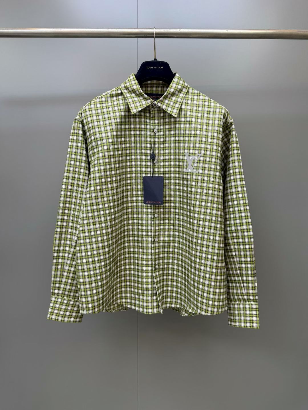 NO:941343,Lujia 26 new styles | Autumn and winter series plaid shirt from the 2026 autumn and winter series. This lightweight plaid cotton shirt has a loose silhouette with reflective LV logo details on the chest and back - low-key and restrained in the sun, but eye-catching when exposed to light. One of the most wearable styles in the series, Louis Vuitton - clothing, louis vuitton, louis vuitton, louis vuitton, louis vuitton, shirts,19860909驴家26新款 | 秋冬系列 格纹衬衫 来自2026秋冬系列.这款轻质格纹棉质衬衫,以宽松轮廓形搭配胸前及后背的反光LV标志细节——日光下低调内敛,遇光时则醒目出众.系列中最实穿的款式之一,路易威登-服装,louis vuitton,louis vuitton,louis vuitton,louis vuitton,shirts,,Women's clothing