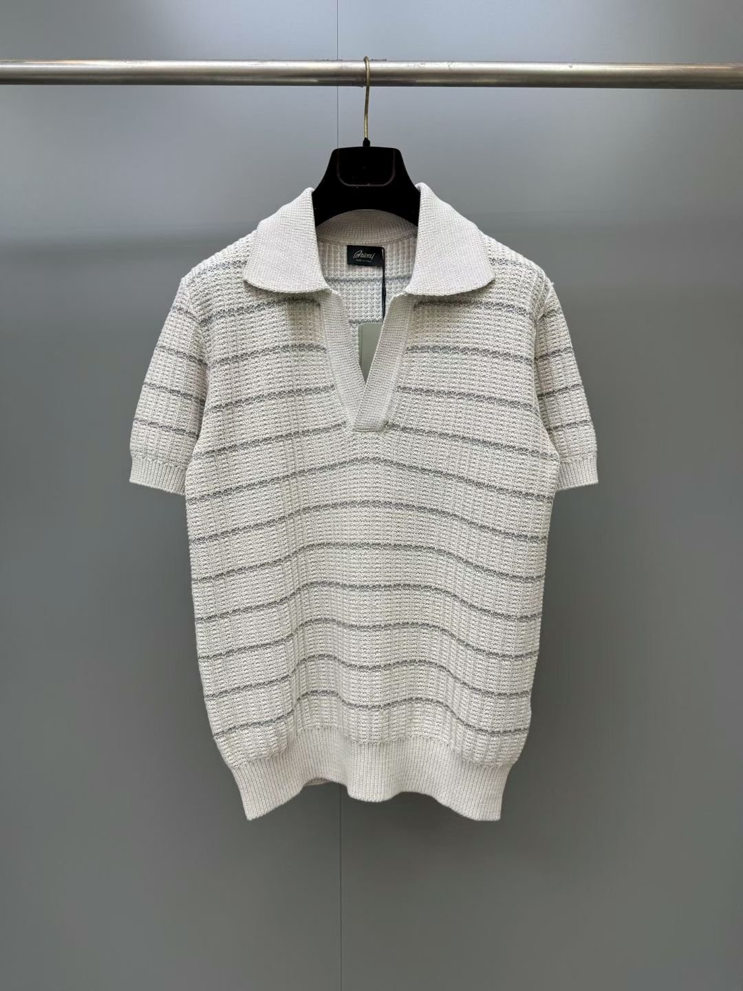 NO:941416,Brioni Men's Embroidered Cotton and Linen Blend Polo Shirt is suitable for men. Brioni's design exudes timeless elegance. This Polo shirt is made of cotton and linen blended knitted fabric with exquisite embroidery details. Fabric composition 50% cotton, 50% linen; made in Italy. Brand named color number ivory white Polo lapel Ribbed cuffs and hem Standard fit, straight cut, fabric with elasticity, women's clothing,19860909Brioni布里奥尼男士刺绣棉麻混纺Polo衫 适用人群男士 布里奥尼的设计散发着经久不衰的优雅格调.这款Polo衫采用棉麻混纺针织面料打造,带有精致刺绣细节. 面料成分50棉、50亚麻；意大利制造 品牌命名色号象牙白 Polo翻领 袖口和下摆罗纹收边 版型标准合身,直筒剪裁,面料带有弹性,,女装,,Women's clothing