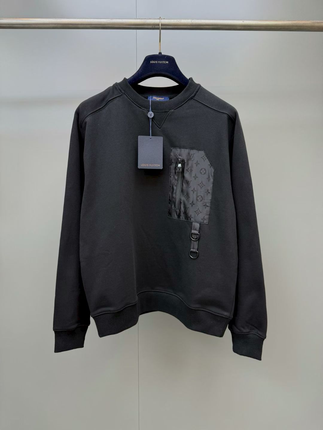 NO:941373,Lujia 26 new fleece sweatshirt, this long-sleeved sweatshirt is made of soft black cotton knitted fabric. It is decorated with nylon patch pockets with the same color Monogram pattern on the chest, adding utilitarian style details, and is equipped with zipper closure and D-ring buckle. The exquisite contrast of glossy and matte finishes highlights the casual style, which can be perfectly matched with T-shirts and shorts of the same series. Regular fit, color, dark black, fabric, ribbed collar, signature nylon pocket and D-ring buckle on the left chest  Signature detail on back, Louis Vuitton - Clothing, louis vuitton, louis vuitton, louis vuitton, hoodie, sweatshirts, shorts, tees, t-shirt,19860909驴家26新款加绒卫衣,这款长袖卫衣采用柔软的黑色棉质针织面料制成.胸前饰有同色调Monogram图案的尼龙贴袋,增添实用主义风格细节,并配有拉链开合与D形环带扣.光泽与哑光饰面的精致对比突显了休闲风格,可完美搭配同系列T恤与短裤. 常规版型 颜色深黑色 面料棉 罗纹领口 左胸配有标志性尼龙口袋及D形环扣 背面饰有标志性细节,路易威登-服装,louis vuitton,louis vuitton,louis vuitton,hoodie,sweatshirts,shorts,tees，t-shirt,,Women's clothing
