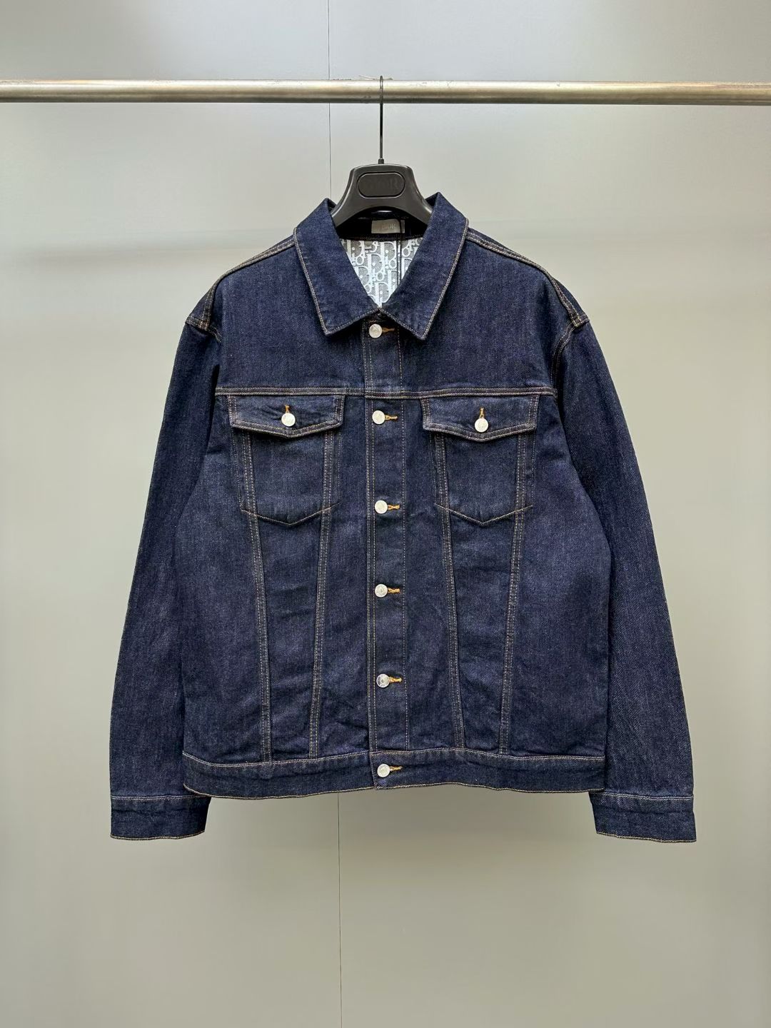 NO:943266,CD Home 23aw early autumn denim jacket blue cotton denim Oblique printed short jacket Counter price 14530 Description This short jacket is carefully made of blue cotton denim with Oblique printed lining, which is unique. Classic cut, with contrasting topstitching and silver-toned buttons with embossed Dior logo to enhance the style. Can be paired with matching jeans to create a sophisticated look. Oblique printed curling contrasting topstitching  Center button placket Metallic Dior logo buttons Chest flap pocket 83 cotton, 16 polyester, 1 spandex Complete trademarks, completely authentic, Dior-clothing, dior, dior, dior, jeans, jackets & coats,19860909CD家23aw早秋牛仔夹克 蓝色棉质牛仔布 Oblique 印花短夹克 专柜售价14530 说明 这款短夹克采用蓝色棉质牛仔布精心制作,搭配 Oblique 印花里料,别具一格.经典剪裁,搭配对比鲜明的缉面线和饰以压花 Dior 标志的银色调纽扣提升格调.可与配套的牛仔裤搭配,打造精致的造型. Oblique 印花卷边 对比鲜明的缉面线 中间纽扣门襟 金属光泽 Dior 标志纽扣 胸前翻盖口袋 83 棉,16 涤纶,1 氨纶 商标齐全完全乱真级别,迪奥-服装,dior,dior,dior,jeans,jackets & coats,,Women's clothing