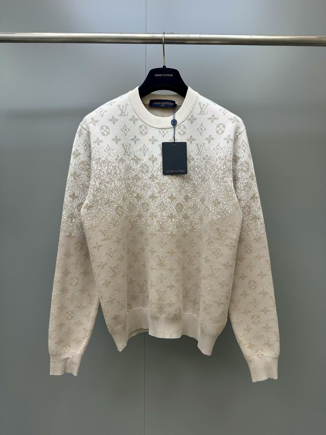 NO:943292,Lujia Knitted Sweater, this sophisticated crew neck pullover is made from the finest cotton knit with a sophisticated sun-faded effect, inspired by the radiant light of India and traditional garment dyeing techniques. A beige rainbow-hued 'Monogram Faded' pattern embellishes the entire garment and is incorporated into the jacquard weave, creating a vivid faded effect that gives it a uniquely styled graphic detail perfect for everyday wear. Regular fit Color Beige Cotton Icon signature jacquard weave pattern  Ribbed neckline, cuffs and hem,Louis Vuitton-clothing,louis vuitton,louis vuitton,louis vuitton,sweaters,19860909驴家针织毛衣,这款精致的圆领套头衫采用上等棉质针织面料,具有精致的日光褪色效果,灵感来自印度的璀璨光芒和传统的服装染色技术.米色彩虹色调的'Monogram Faded'图案装饰了整件衣服,并融入提花编织中,营造出一种活灵活现的褪色效果,使其具有独特风格的图形细节,非常适合日常穿着.常规版型 颜色米色 棉 Icon标志性提花编织图案 罗纹领口、袖口和下摆,路易威登-服装,louis vuitton,louis vuitton,louis vuitton,sweaters,,Women's clothing