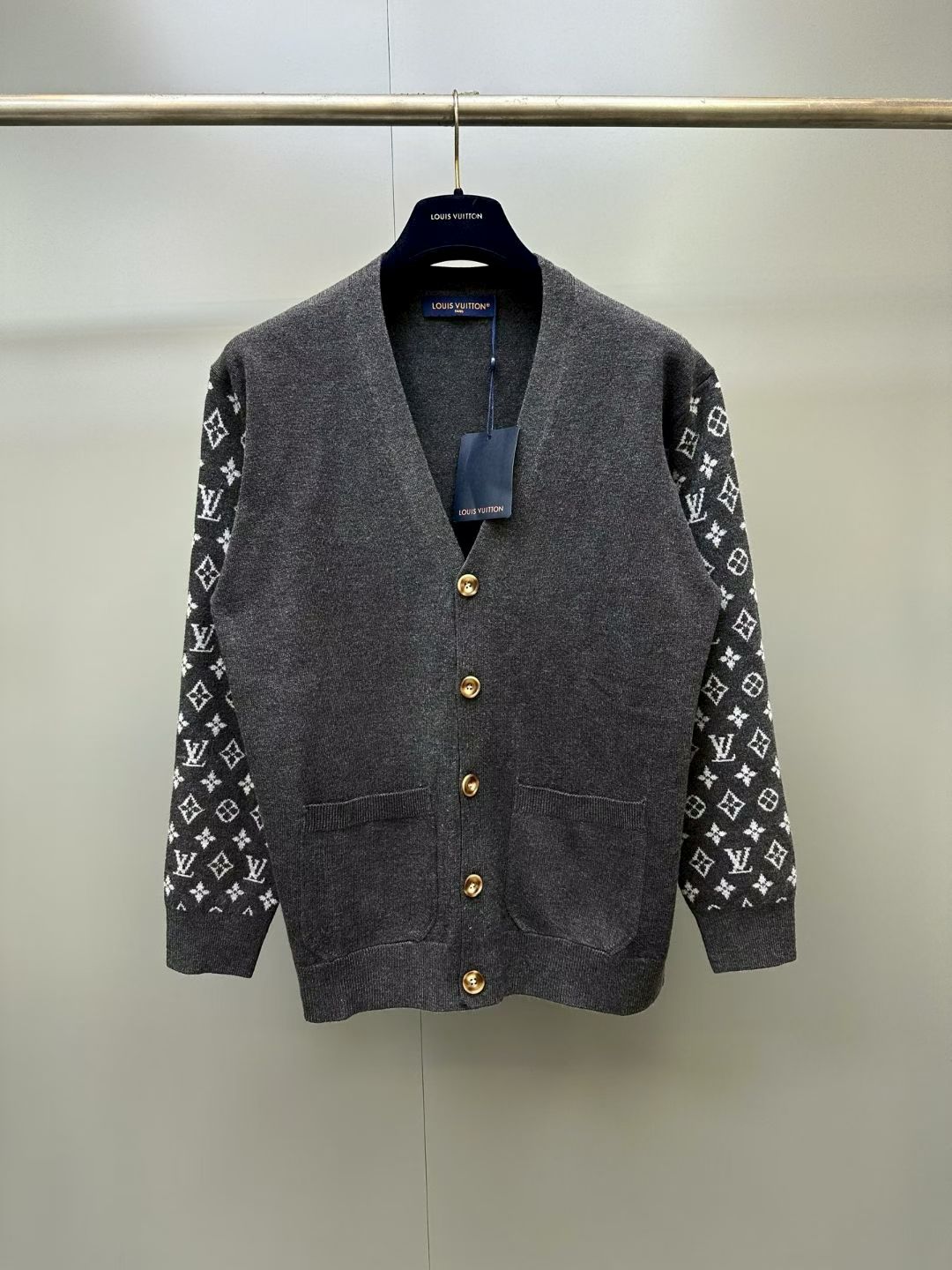 NO:943299,Lujia V-neck knitted cardigan, with a plain knitted body connected to Monogram jacquard sleeves. The British shoulder line creates a comfortable atmosphere, and the patch pockets and horn buttons enrich the design details. 100% cotton standard fit, Louis Vuitton-clothing, louis vuitton, louis vuitton, louis vuitton,19860909驴家V领针织开衫 ,以素净针织衣身衔接Monogram 提花衣袖.英式肩线营造惬意氛围,贴袋和牛角扣丰富设计细节. 百分百棉 标准版型,路易威登-服装,louis vuitton,louis vuitton,louis vuitton,,Women's clothing