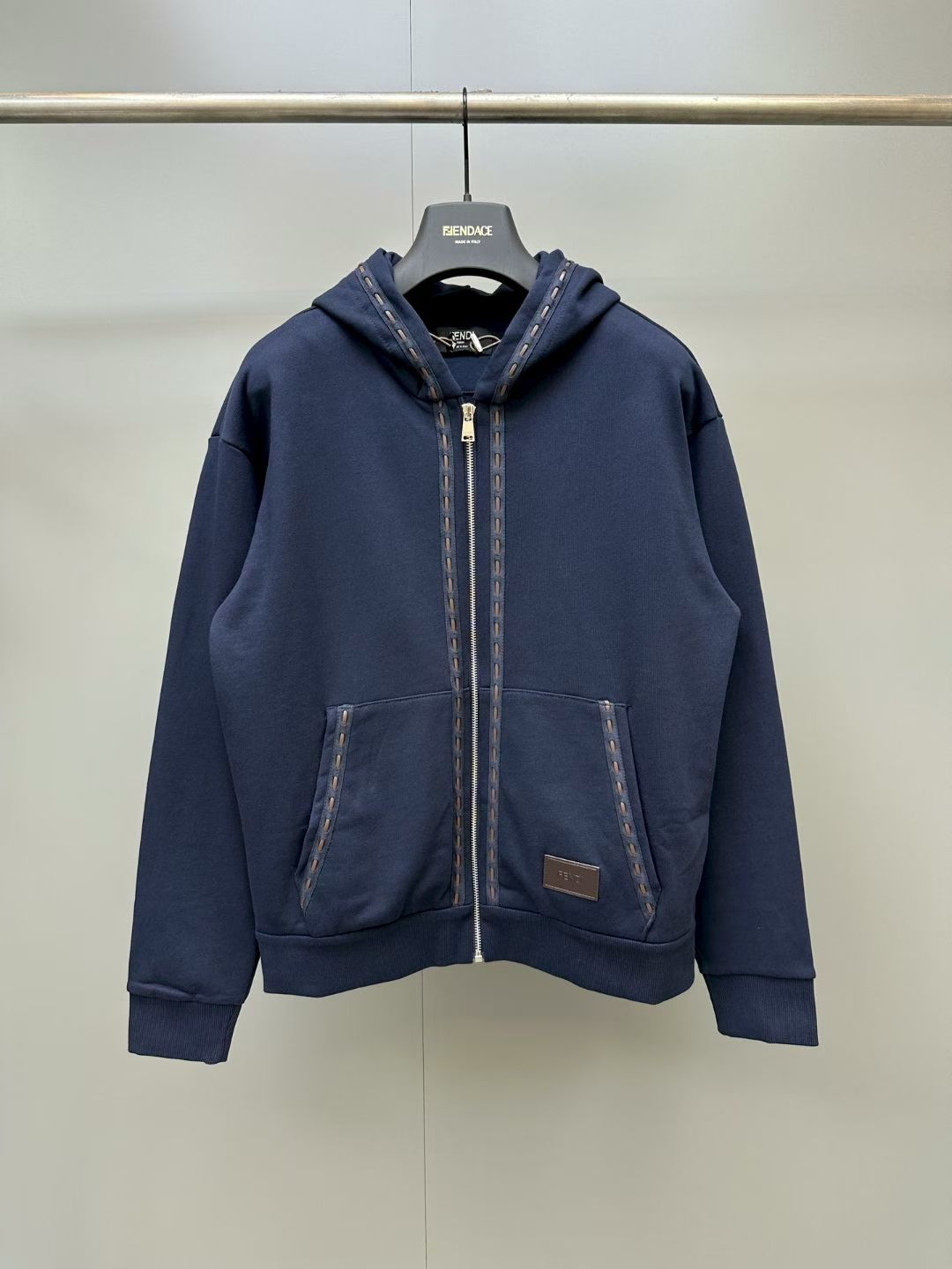 NO:943330,FD Home 26 new hooded long-sleeved sweatshirt. Low shoulder pockets and pockets on the front. Ribbed edges. Zipper closure. Made of navy blue cotton. The entire closure, hood and pockets are finished with leather Selleria top stitching. Leather Fendi patch on the left pocket., Fendi - Clothing, fendi, fendi, dior, hoodie, sweatshirts, hats,19860909FD家26新款带帽长袖卫衣.前面有低肩袋和袋子.有肋纹边缘.拉链扣.用藏青色纯棉制成.整个封口、引擎盖和口袋用皮革Selleria顶缝完成.左侧口袋贴有皮革Fendi补丁.,芬迪-服装,fendi,fendi,dior,hoodie,sweatshirts,hats,,Women's clothing