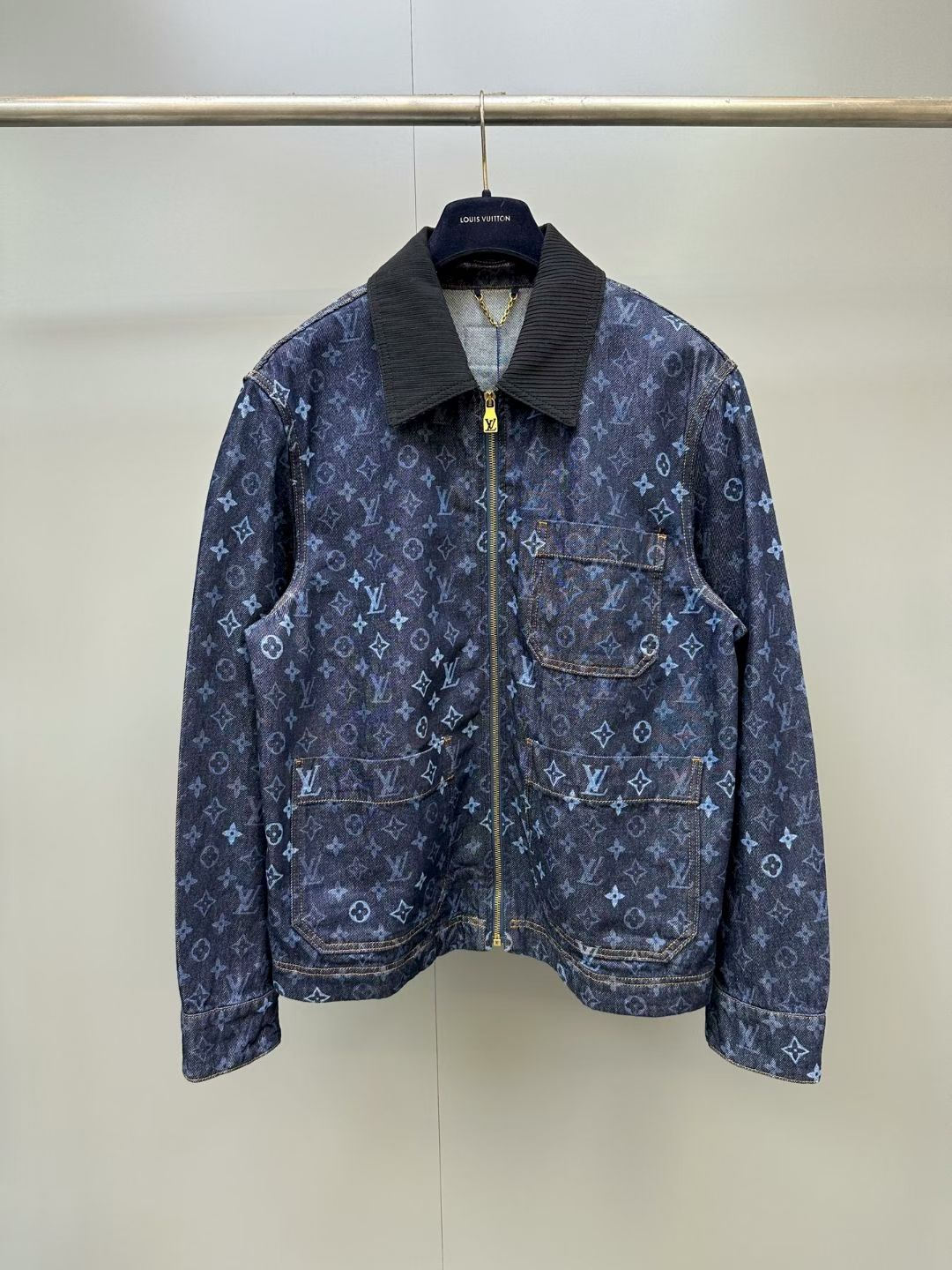 NO:943305,Lujia High Edition 26 new denim jacket. The Monogram Surplus print inspired by the camouflage pattern adds a touch of graphic beauty to this indigo denim work style jacket. The distressed print gives it a retro charm and injects a unique personality into daily wear. The cotton ribbed collar adds textural details to this versatile seasonal item and can be worn with the same style of shorts. Loose fit Color Indigo Fabric Cotton Signature all-over print Rib knit collar  Zipper closure Adjustable details at the waist Antiqued gold-tone metal buttons at the cuffs and waist Three patch pockets Nappa leather patch on the back,Louis Vuitton-Clothing,louis vuitton,louis vuitton,louis vuitton,shorts,jackets & coats,19860909驴家高版本26新款牛仔夹克 受迷彩图案启发的Monogram Surplus印花,为这款靛蓝牛仔工装风夹克增添了一抹图形美感.做旧效果的印花赋予其复古韵味,为日常穿搭注入独特个性.棉质罗纹领口为这款百搭的换季单品增添了质感细节,可搭配同款短裤穿着. 宽松版型 颜色靛蓝 面料棉 标志性满版印花 罗纹针织领口 拉链开合 腰部可调节细节 袖口及腰部细节采用仿古做旧工艺的金色金属纽扣 三个贴袋 背面饰有纳帕皮贴片,路易威登-服装,louis vuitton,louis vuitton,louis vuitton,shorts,jackets & coats,,Women's clothing