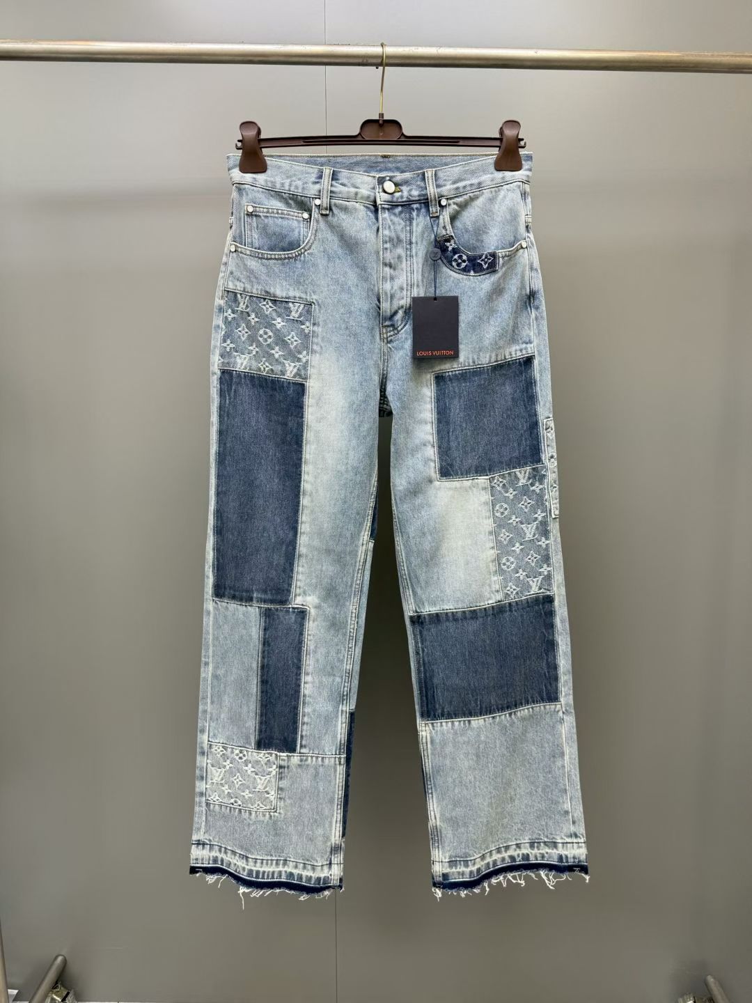 NO:943310,New jeans from Lujia High Edition 26, these summer jeans are meticulously crafted with patchwork details including tonal monogram elements and a washed-out retro feel. The organic denim comes in soft indigo tones with a relaxed fit, and pearl buttons and rivets add a modern edge. Perfect for a casual yet sophisticated look, these pants make a standout outfit when worn with a tonal shirt. Skate fit Indigo Cotton Patchwork signature details Pearl buttons and rivets Classic denim five-pocket construction  Nubuck signature jacqueron,Louis Vuitton-clothing,louis vuitton,louis vuitton,louis vuitton,jeans,shirts,19860909驴家高版本26新款牛仔裤,这款夏日牛仔裤精细制作,拼布细节包括色调的字母组合元素和水洗复古风格.有机牛仔布采用柔和靛蓝调,剪裁轻松,珍珠纽扣和铆钉则增添了时尚感.这条裤子非常适合休闲又高雅的造型,搭配同色衬衫成为出众的服装套装. 滑冰鞋合适度 靛蓝 棉 拼布签名细节 珍珠钮扣和铆钉 经典牛仔布五袋结构 Nubuck签名jacqueron,路易威登-服装,louis vuitton,louis vuitton,louis vuitton,jeans,shirts,,Women's clothing