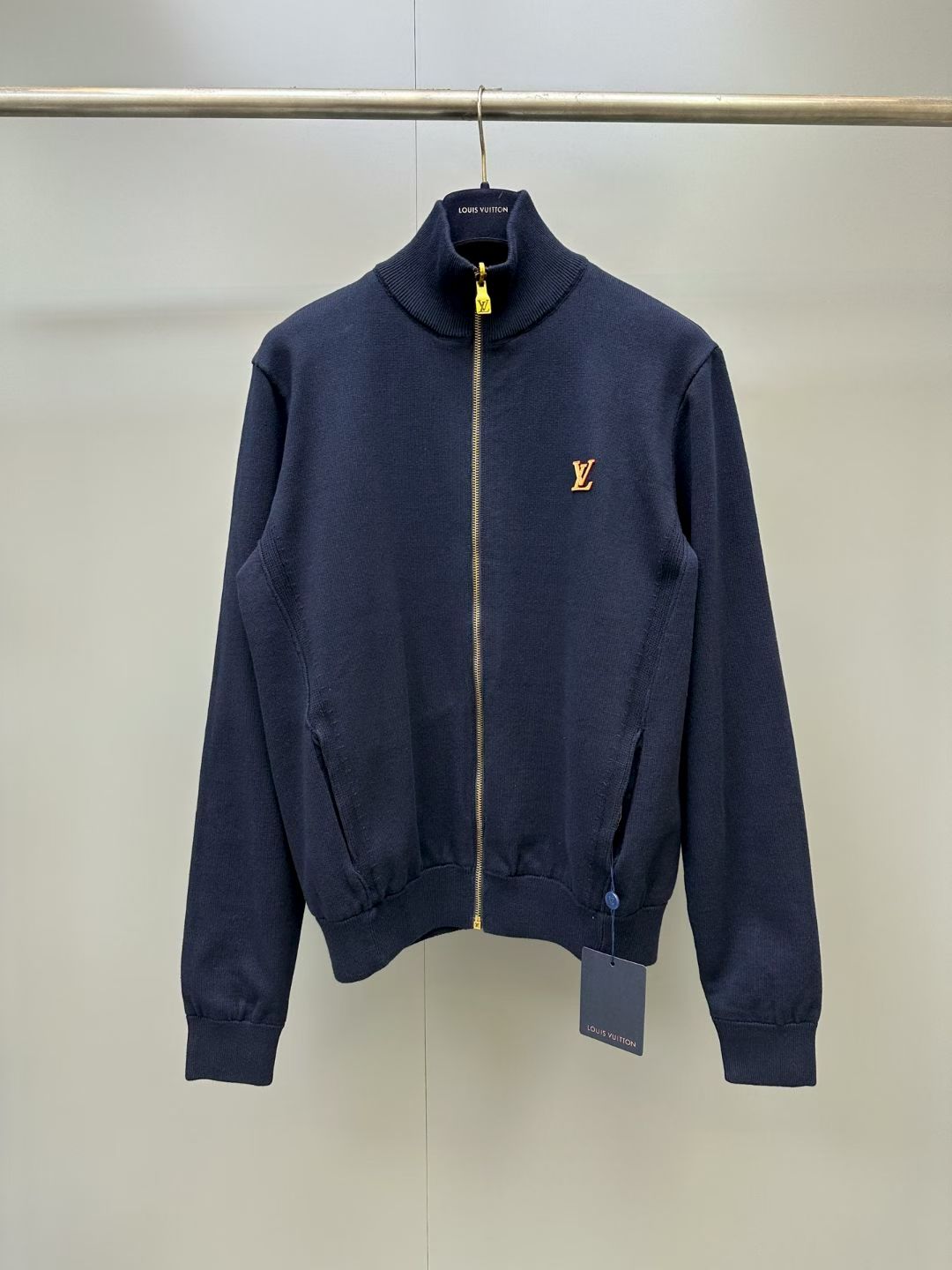 NO:943315,Lujia 26 new knitted zipper jacket, this exquisite dark blue blended sweatshirt has a double-sided design, providing a variety of wearing options. The classic outer layer is made of high-quality organic cotton knitted fabric, and the chest is decorated with the LV logo inspired by natural cowhide, which pays tribute to the brand's exquisite skills in leather goods craftsmanship. The other side is made of functional fabric, decorated with an all-over Monogram pattern, creating a rich sense of layering through the interweaving of matte and glossy materials. Regular fit Color Dark Navy Fabric Cotton /  Nylon High collar, ribbed cuffs and hem Zip closure Two side pockets on each side Cotton side with signature embellishment inspired by natural cowhide Signature jacquard pattern on other side19860909驴家26新款针织拉链外套,这款精致的深蓝色混纺卫衣采用双面设计,提供多种穿搭选择.经典的外层采用优质有机棉针织面料制成,胸前饰有灵感源自天然牛皮的LV标志,以此致敬品牌在皮具工艺方面的精湛技艺.另一面采用功能性面料,饰有满版Monogram图案,通过哑光与亮面材质的交织营造出丰富层次感. 常规版型 颜色深海军蓝 面料棉 / 尼龙 高领、罗纹袖口及下摆 拉链开合 两侧各设两个侧袋 棉质侧面饰有灵感源自天然牛皮的标志性装饰 另一侧采用标志性提花图案,路易威登-服装,louis vuitton,louis vuitton,louis vuitton,louis vuitton,hoodie,sweatshirts,jackets & coats,cowhide,,Women's clothing