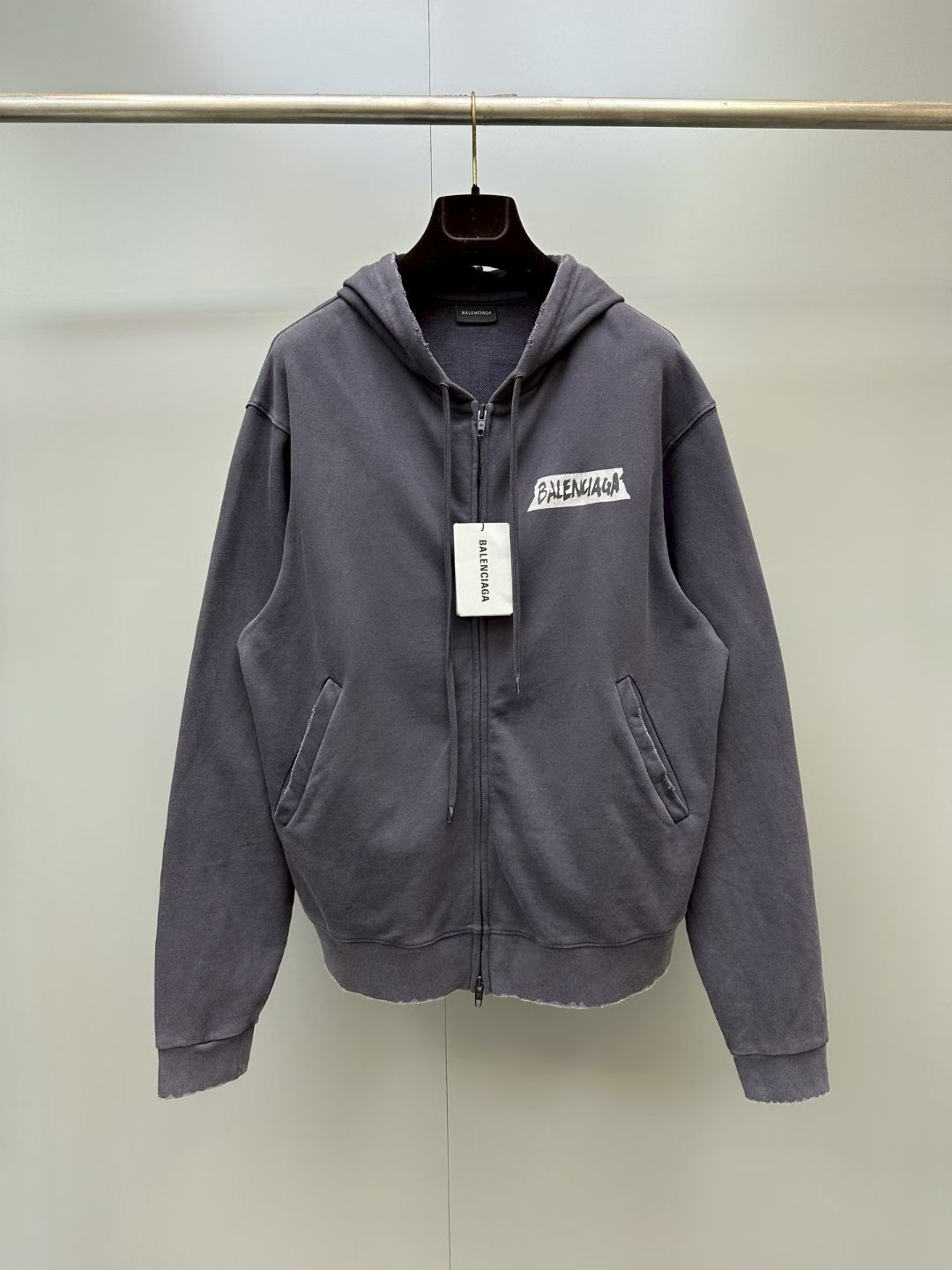 NO:943336,The most popular hooded sweatshirt jacket from Paris!  This Masking Tape hoodie has a tape effect logo printed on the front and back, a front zipper, pockets, long sleeves, and a dropped shoulder design. Balenciaga-clothing,balenciaga,balenciaga,hoodie,sweatshirts,jackets & coats,hats,19860909巴黎家爆款连帽卫衣外套！这款Masking Tape连帽衫,前面和后面印有胶带效果logo,前拉链,口袋,长袖,落肩设计.,巴黎世家-服装,balenciaga,balenciaga,hoodie,sweatshirts,jackets & coats,hats,,Women's clothing