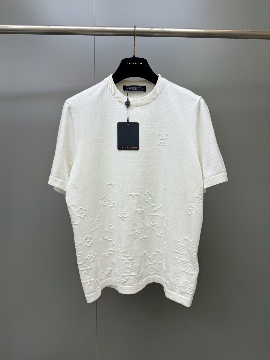NO:947629,Lujia 26's new Monogram knitted jacquard short-sleeved T-shirt is woven using the same computerized jacquard machine as the original. The density, spacing and texture of the Monogram presbyopia are aligned at 1:1, with no misalignment or jumpers, and are completely consistent with the original visual effect. The collar, cuffs and hem are made of high-elastic rib weaving, which is not easy to deform after long-term wear, and the edges are smooth and burr-free, restoring the exquisite workmanship of LV's high-end garments.  The interior is all overlocked, with no raised threads and zero friction on the upper body, perfectly replicating the authentic wearing experience., Louis Vuitton-clothing, louis vuitton, louis vuitton, louis vuitton, louis vuitton, T-shirt, tees, t-shirt,19860909驴家26新款Monogram针织提花短袖T恤,全程采用和正品同源的电脑提花机织造,Monogram老花的密度、间距和纹理1:1对齐,无错位、无跳线,和原版的视觉效果完全一致. 领口、袖口和下摆采用高弹罗纹织法,久穿不易变形,边缘平整无毛刺,还原了LV高端成衣的精致做工. 内里全部采用包缝处理,无凸起线头,上身零摩擦感,完美复刻正品的穿着体验.,路易威登-服装,louis vuitton,louis vuitton,louis vuitton,louis vuitton,T-shirt,tees，t-shirt,,Women's clothing