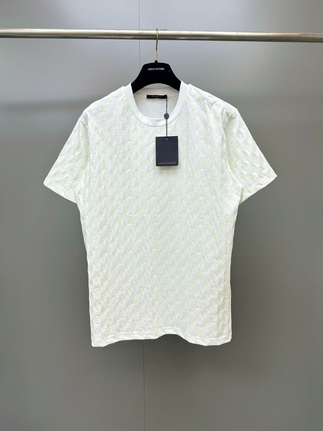 NO:947637,Lujia 26 new styles This classic T-shirt is made of lightweight cotton jersey fabric, reinterpreted with unexpected tonal fluorescent Monogram details that glow in the dark. This playful piece is inspired by the iconic light, shadow, movement and reflective elements of the 2026 autumn and winter fashion show. It can elegantly embellish casual looks during the day or become the focus of attention at night. Regular fit Fabric cotton Signature luminous print Ribbed collar, Louis Vuitton-clothing, louis  vuitton,louis vuitton,louis vuitton,tees,t-shirt,19860909驴家26新款 这款经典的T恤采用轻盈的棉质平纹针织面料制成,通过出人意料的同色系荧光Monogram细节重新诠释,在黑暗中会发光.这款充满玩味的单品灵感源自2026秋冬时装秀中标志性的光影、动感与反射元素,既能优雅地点缀白天的休闲造型,也能在夜晚成为吸睛焦点. 常规版型 面料棉 标志性夜光印花 罗纹领,路易威登-服装,louis vuitton,louis vuitton,louis vuitton,tees，t-shirt,,Women's clothing