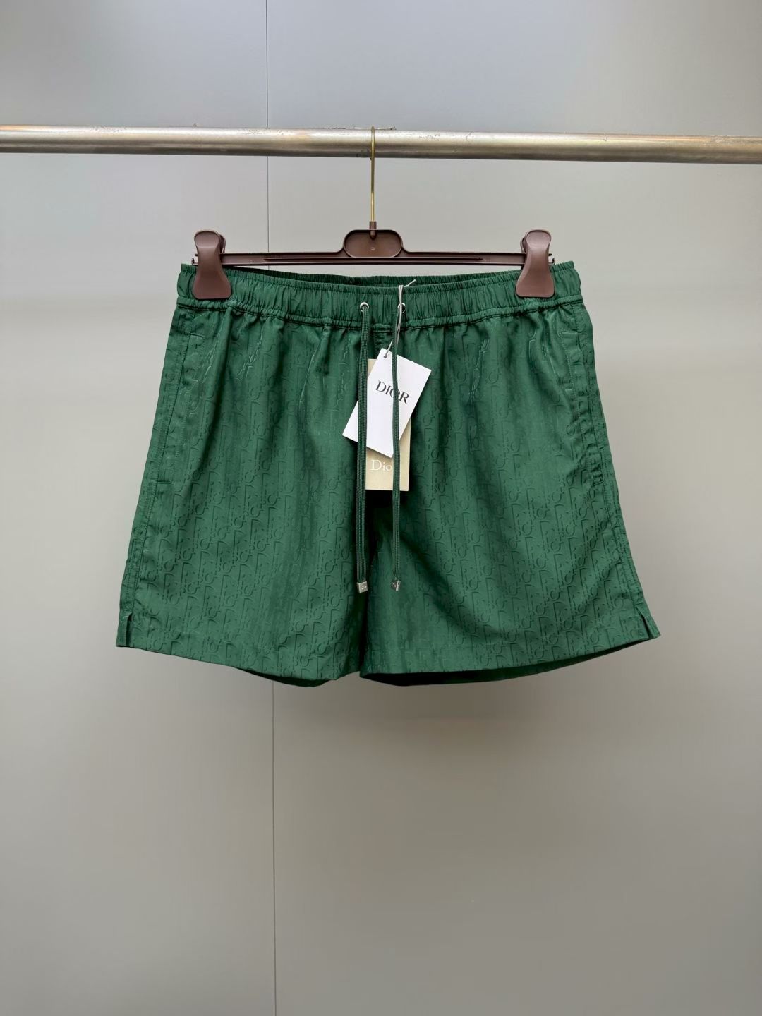 NO:947701,CD26 new shorts, carefully made of green cotton and mulberry silk blended fabric, with an elastic drawstring waistband to create an ideal fit, Dior-clothing, dior, shorts,19860909CD26新款短裤,采用绿色棉质和桑蚕丝混纺面料精心制作,搭配弹力抽绳腰头,打造理想贴合度,迪奥-服装,dior,shorts,,Women's clothing