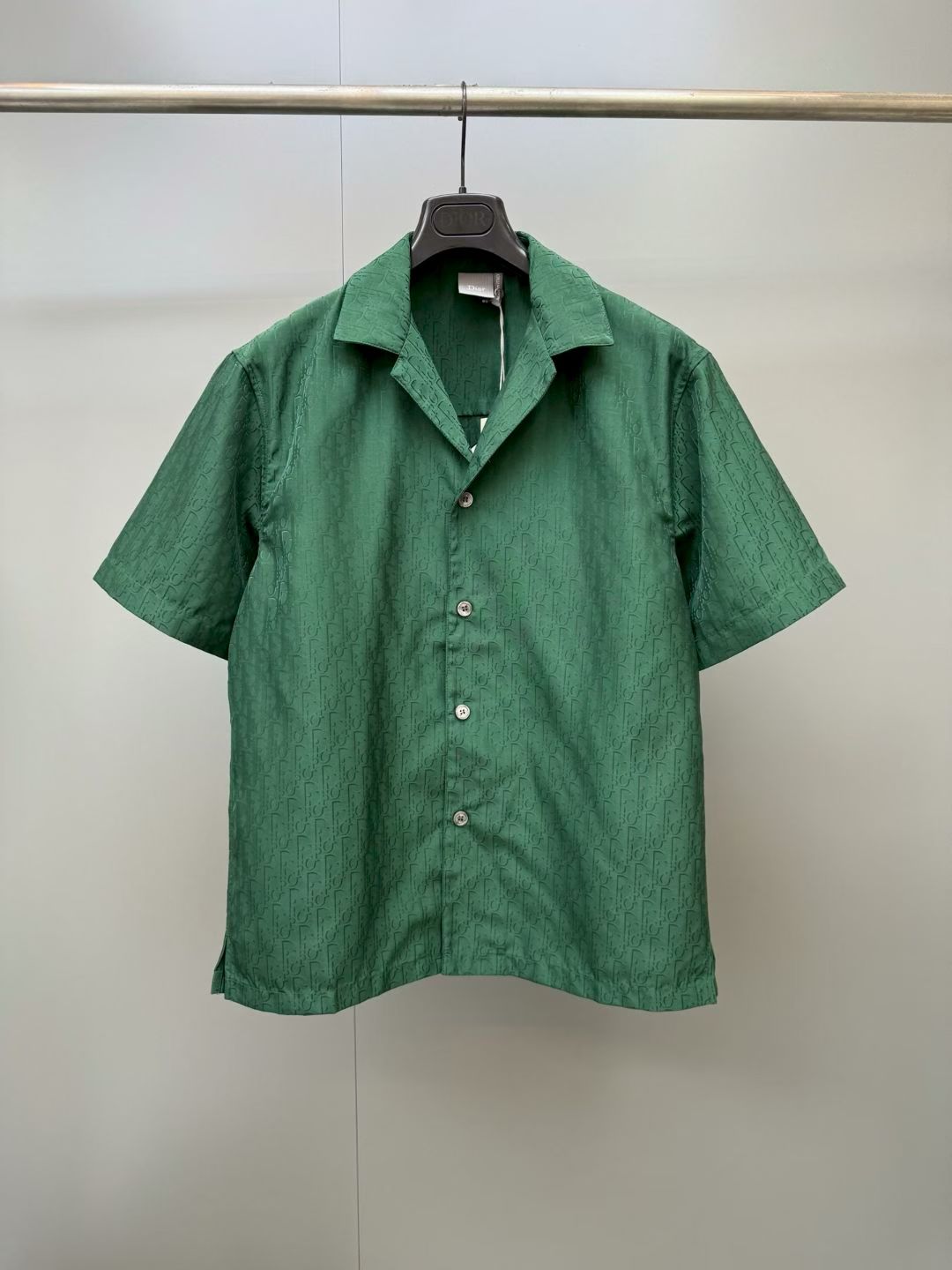 NO:947624,CD26 new green short-sleeved shirt is carefully made of cotton and mulberry silk blended fabrics. It has a comfortable and casual style with a straight hem. It can be matched with matching shorts to make the look more refined., Dior-clothing, dior, shorts, shirts, T-shirt,19860909CD26新款绿色短袖衬衫 采用棉质和桑蚕丝混纺面料精心制作,舒适休闲的版型搭配直裁底边.可与配套的短裤搭配,令造型更加精致.,迪奥-服装,dior,shorts,shirts,T-shirt,,Women's clothing