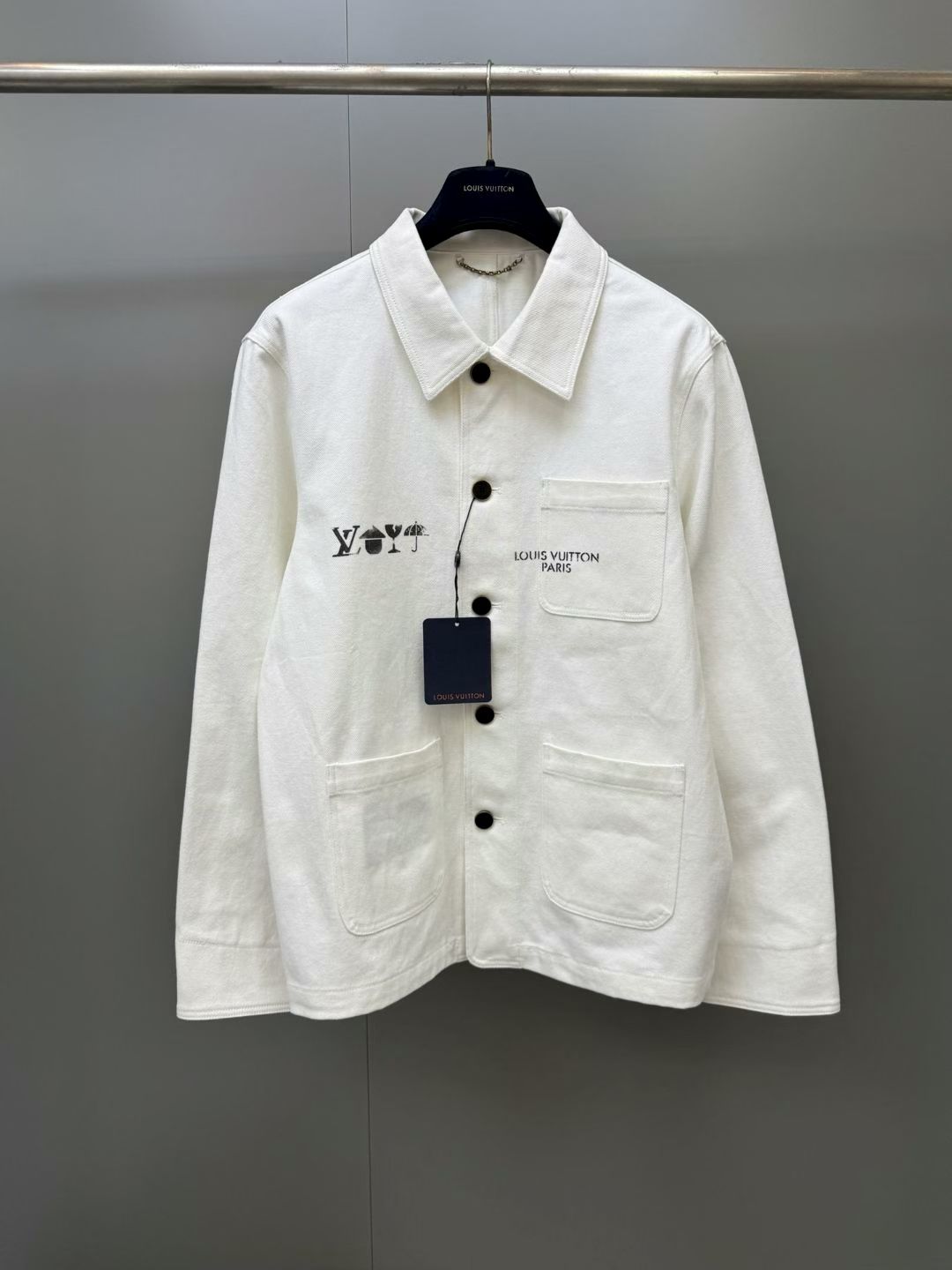 NO:947657,New Jacket from Lujia This white work jacket is made from organic cotton and is part of the Fall/Winter 2026 fashion show. The classic button-down silhouette features three patch pockets and a stenciled signature print on the chest and lower back. The casual style adds a fresh touch to everyday summer looks. Comfortable fit Color White Fabric pure cotton Shirt collar Buttons and cuffs Three patch pockets Signature printed on the chest Signature graphic printed on the back, Louis Vuitton - clothing, louis  vuitton,louis vuitton,louis vuitton,skirts,jackets & coats,shirts,19860909驴家新款夹克 这件白色工装夹克采用有机棉制成,是2026年秋冬时装秀的一部分.经典的扣领裙型配有三个贴袋,胸前和下背部饰有模板印花签名.休闲风格为日常夏季造型增添了清新感. 舒适的贴合度 颜色白色 面料纯棉 衬衫领口 纽扣和袖口 三个补丁袋 胸前印有签名 背面印有标志性图案,路易威登-服装,louis vuitton,louis vuitton,louis vuitton,skirts,jackets & coats,shirts,,Women's clothing