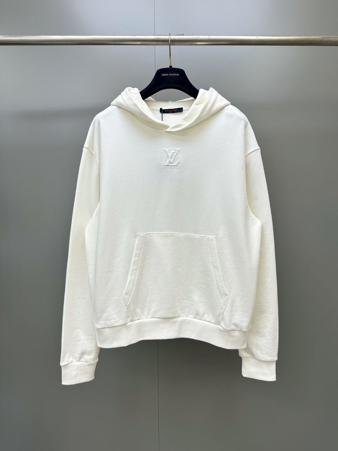 NO:947648,Lujia 26 new styles This organic cotton sweatshirt reinterprets the main style of casual wear with the timeless quality of Louis Vuitton. This sweatshirt adopts a classic, versatile and easy-to-match cut, and the lined hood is even softer and warmer. The same color LV initials on the chest are exquisitely embossed for a signature touch, the fabric is cotton, the lined hood is large, and the signature is embossed on the front. Regular fit, Louis Vuitton-clothing, louis vuitton, louis  vuitton,louis vuitton,louis vuitton,hoodie,sweatshirts,hats,19860909驴家26新款 这款有机棉运动衫以路易威登永恒的品质重新诠释了休闲装的主打款式.该款卫衣采用经典、百搭、易搭配的剪裁,内衬兜帽更显柔软保暖. 胸前的同色系LV首字母缩写以精致的浮雕效果呈现出标志性的触感、面料棉 内衬兜帽 大侧袋 正面压印签名 常规版型,路易威登-服装,louis vuitton,louis vuitton,louis vuitton,louis vuitton,hoodie,sweatshirts,hats,,Women's clothing