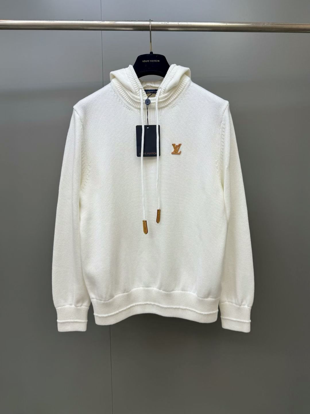 NO:951638,Lujia 26 new hooded sweatshirt. This white hooded sweatshirt is made of refreshing and lightweight organic cotton knitted fabric, which is ideal for summer. The ribbed details are embellished with elegant embossed horizontal stripes, adding highlights to the hood, waistline, collar and cuffs.  ;Details inspired by natural cow leather, such as the appliqué on the chest and the drawstring ends, are reminiscent of the brand's traditional leather craftsmanship. This casual yet sophisticated piece is the perfect choice for a versatile and elegant look. Regular fit color: Cloud White  Fabric: Cotton Adjustable hooded collar, hem and cuffs ribbed with embossed stripes Drawstring ends in leather embossed with the brand's logo Decorated with a natural cowhide texture-inspired branded patch on the chest., Louis Vuitton - Clothing, louis vuitton, louis vuitton, louis vuitton, hoodie, sweatshirts, cowhide, hats,19860909驴家26新款连帽卫衣,这款白色连帽卫衣采用清爽轻盈的有机棉针织面料制成,是夏季的理想之选.罗纹细节处点缀着优雅的浮雕式水平条纹,为连帽、腰线、领口和袖口增添亮点;而受天然牛皮革启发的细节,如胸前的贴花和抽绳末端,则让人联想到品牌传统的皮具工艺.这款休闲而不失精致的单品,是打造百搭且优雅造型的不二之选.常规版型颜色:云白 面料:棉可调节连帽领口、下摆及袖口采用带浮雕条纹的罗纹设计抽绳末端饰有压印品牌标识的皮革,胸前饰有自然牛皮纹理灵感且带有品牌标识的贴片.,路易威登-服装,louis vuitton,louis vuitton,louis vuitton,hoodie,sweatshirts,cowhide,hats,,Women's clothing