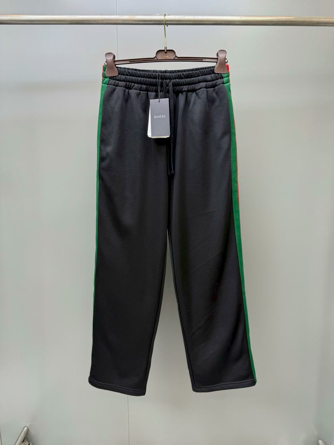 NO:951563,G's 26 new sports suit, the Generations series, explores the brand's archive elements in depth, integrating designs from different generations into a unified aesthetic narrative. The tailoring concept is reinterpreted through minimalism and versatility, focusing on lightness and comfort. These mulberry silk cotton knitted sweatpants have an elastic waistband and webbing details on the sides. Mulberry silk cotton knitted side webbing details are decorated with drawstring elastic waistband side pockets., Gucci - clothing, gucci, gucci,19860909G家26新款运动套装,世代系列深入探索品牌的典藏元素,将不同世代的设计融合为统一的美学叙事.剪裁概念通过极简主义和多功能性重新演绎,专注于轻盈与舒适.这款桑蚕丝棉针织运动裤配有松紧腰头,两侧饰有织带细节.桑蚕丝棉针织侧面织带细节饰抽绳弹性腰带侧袋.,古驰-服装,gucci,gucci,,Women's clothing