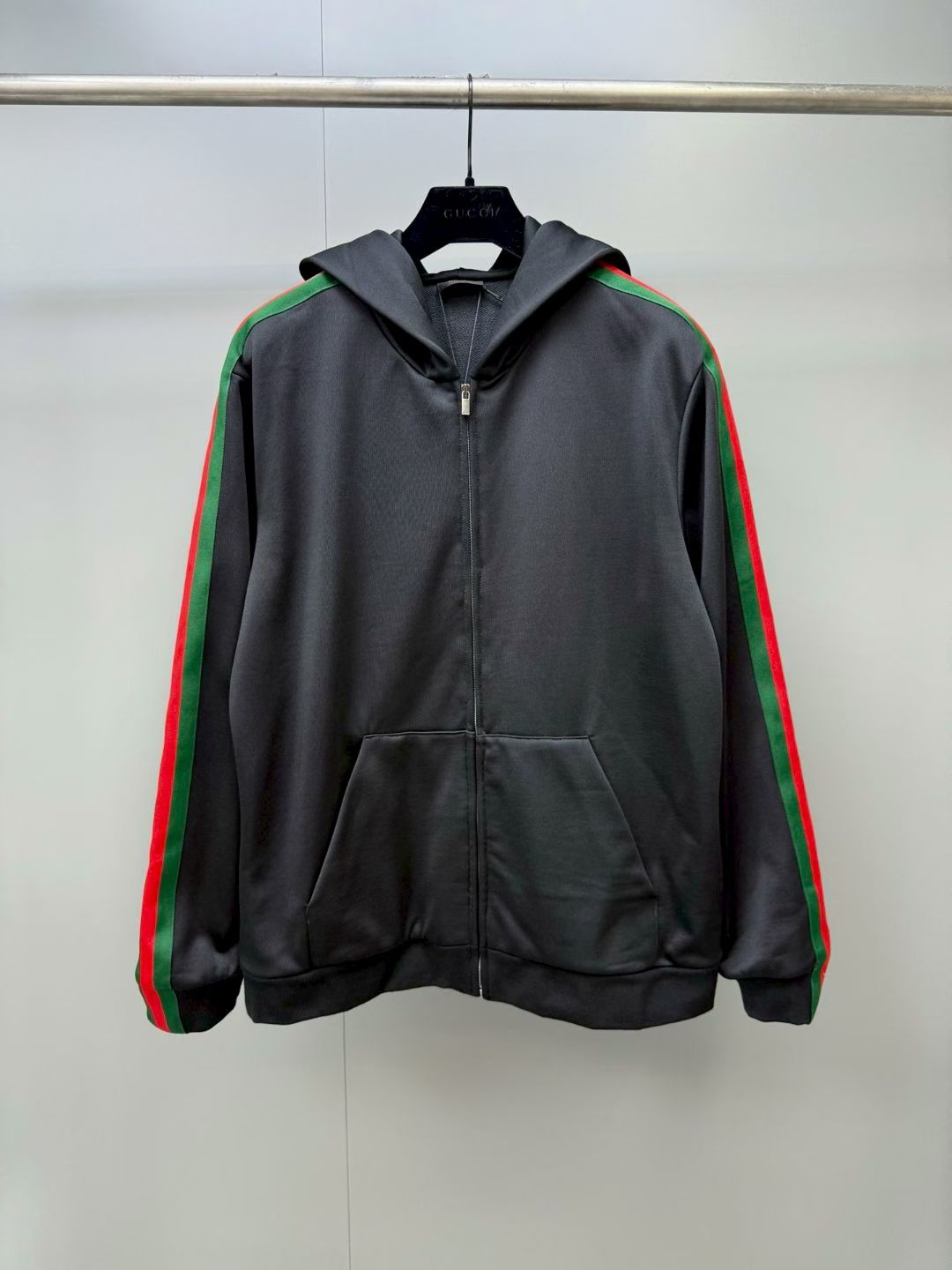 NO:951573,G’s 26 new sports suit, the Generations series explores the brand’s archive elements in depth, integrating designs from different generations into a unified aesthetic narrative. The tailoring concept is reinterpreted through minimalism and versatility, focusing on lightness and comfort. This mulberry silk cotton  Knitted tracksuit with webbing details on the sides. Mulberry silk cotton knitted side straps, mulberry silk cotton jersey sleeves with webbing inlays, fixed hood, dropped shoulder long sleeves, two front pockets, ribbed piping., Gucci - Clothing, gucci, gucci, hats,19860909G家26新款运动套装,世代系列深入探索品牌的典藏元素,将不同世代的设计融合为统一的美学叙事.剪裁概念通过极简主义和多功能性重新演绎,专注于轻盈与舒适.这款桑蚕丝棉针织运动套装两侧饰有织带细节.桑蚕丝棉针织侧带,桑蚕丝棉针织衣袖饰织带镶饰,固定兜帽落肩长袖,两个前袋,罗纹滚边.,古驰-服装,gucci,gucci,hats,,Women's clothing
