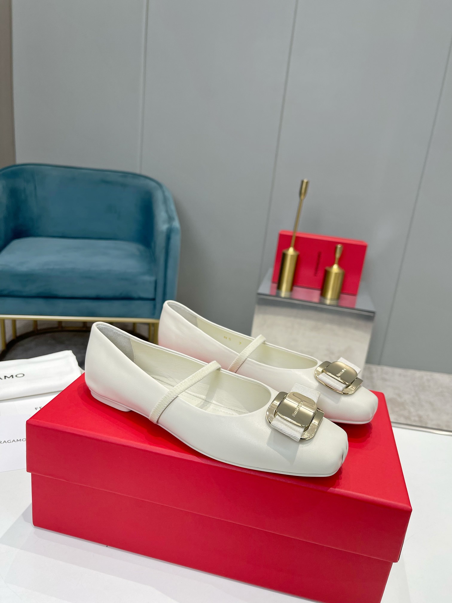 NO:789541,Ferragamo's top version. Fabric silver cowhide/sheepskin. Sheep lining. Authentic outsole. One-to-one. Special instructions: ①Slim and matching version (sale market version)②Material and color matching19860909菲拉格慕顶级版本 面料银色牛皮/羊皮 内里绵羊 大底正品一比一 特别说明①版型修长对版的（秒杀市场版本）②材料以及色系对版③鞋盒色系定制高盖对版 码数35/40 可接无标,单鞋,ferragamo,cowhide,sheepskin,Women's Shoes