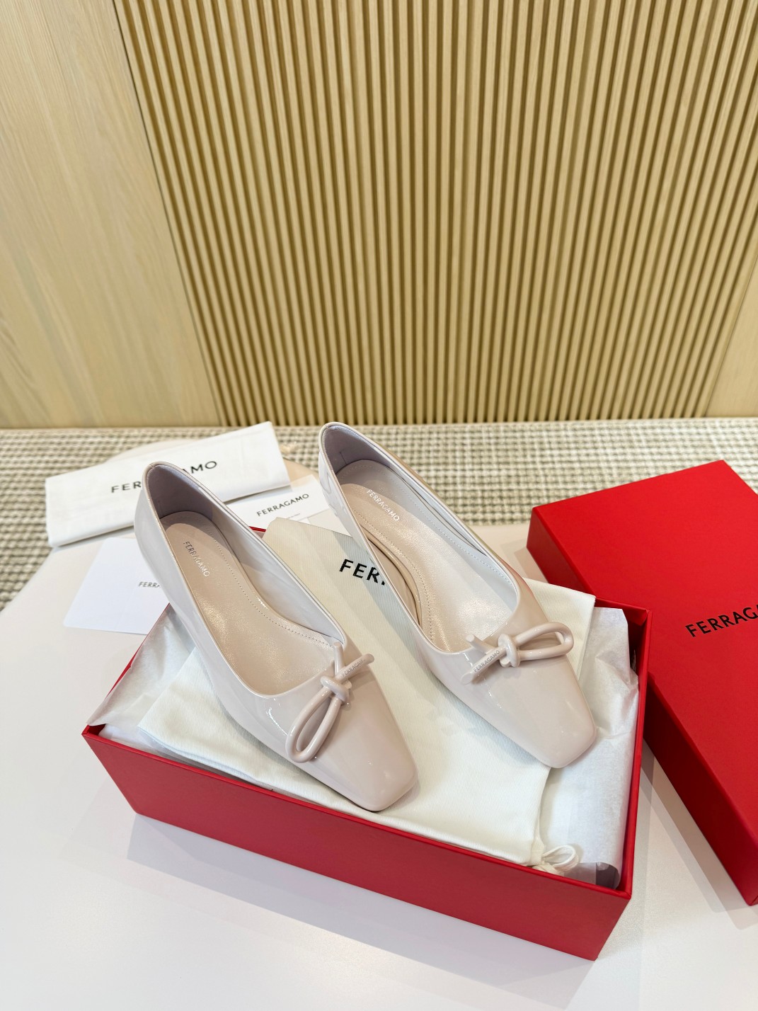 NO:613240,Ferragamo's high-end goods are in stock. Fabric calf patent leather. Customized inner lining. Outsole Italian leather outsole. Size 35/40, sandals, ferragamo, sandals, Leather soles.19860909菲拉格慕高端货现货出 面料小牛漆皮 内里定制面胚 大底意大利真皮大底 码数35/40,凉鞋单鞋,ferragamo,sandals,Leather soles,Women's Shoes