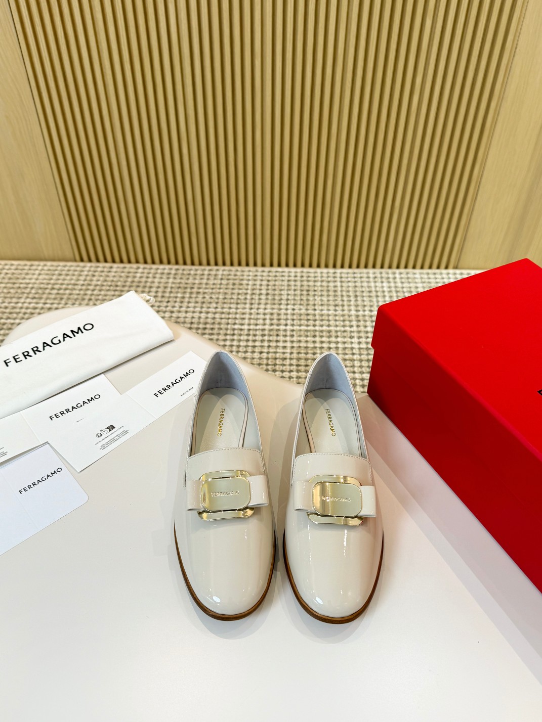 NO:229946,Fella's new loafers fabric calf patent leather inner sheepskin outsole Italian genuine leather sole with genuine leather edge strip Size 35/40, single shoes, loafers, sheepskin19860909菲拉新款乐福鞋 面料小牛漆皮 内里羊皮 大底意大利真皮底配真皮沿条 码数35/40,单鞋,loafers,sheepskin,Women's Shoes