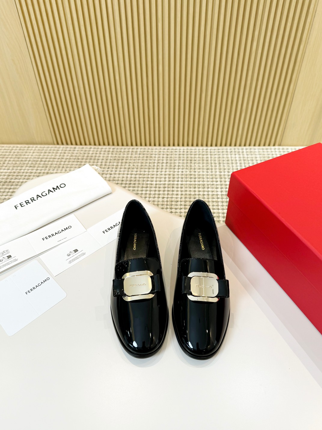 NO:229951,Ferra new loafers fabric calf patent leather inner sheepskin outsole Italian genuine leather sole with leather edge strip craft heel Wugangbao extremely comfortable size 35/40, single shoes, loafers, sheepskin19860909菲拉新款乐福鞋 面料小牛漆皮 内里羊皮 大底意大利真皮底配真皮沿条 工艺后跟无港宝舒适度极高 码数35/40,单鞋,loafers,sheepskin,Women's Shoes